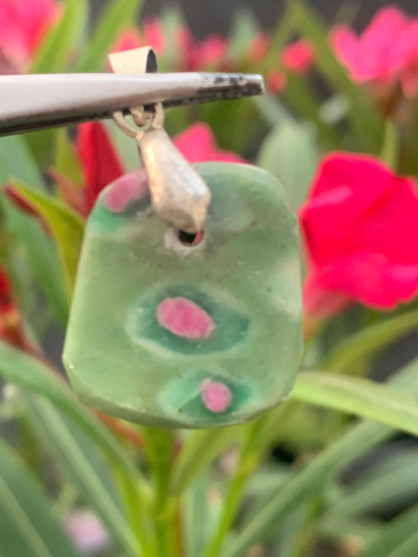 Rubis sur Fuchsite (micas vert), monté par G & Z, de 32 mm de ht x20 x5. Vendu avec un cordon réglable de couleur noire !