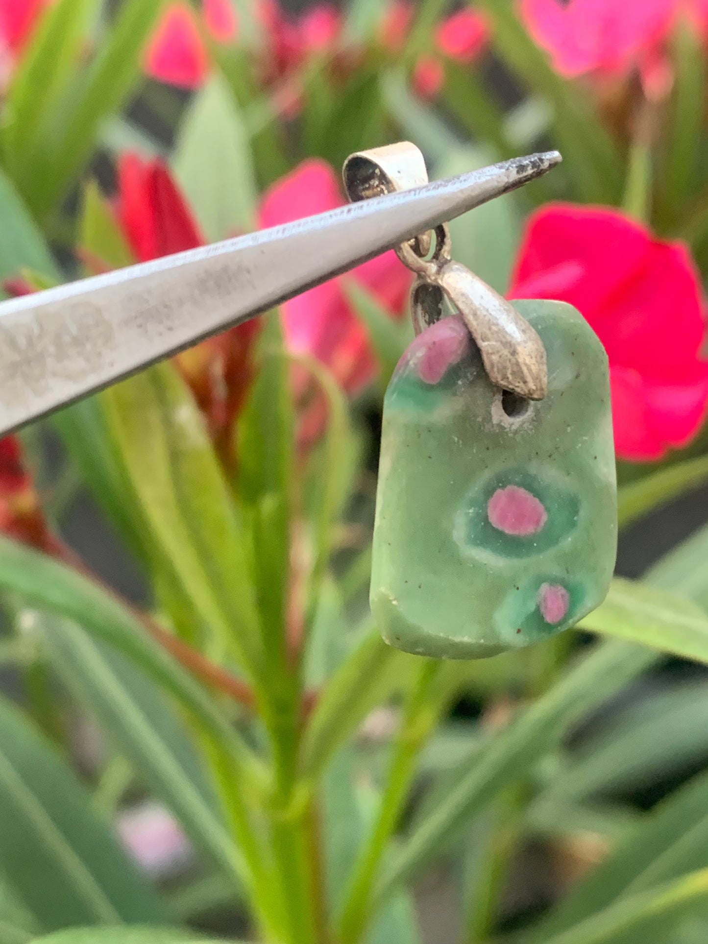 Rubis sur Fuchsite (micas vert), monté par G & Z, de 32 mm de ht x20 x5. Vendu avec un cordon réglable de couleur noire !