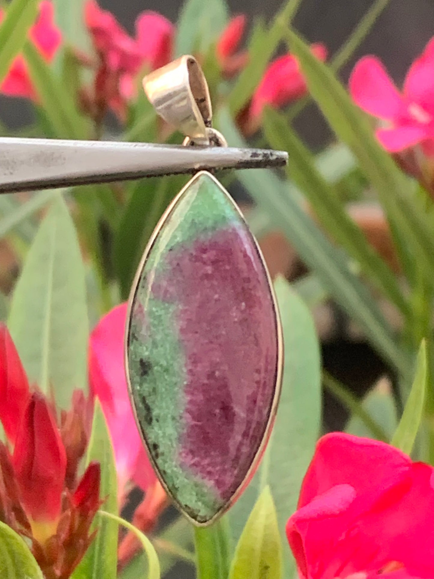 Rubis sur Fuchsite (micas vert), pendentif en Argent de 48 mm de ht x16 x6. Vendu avec un cordon réglable de couleur noire !