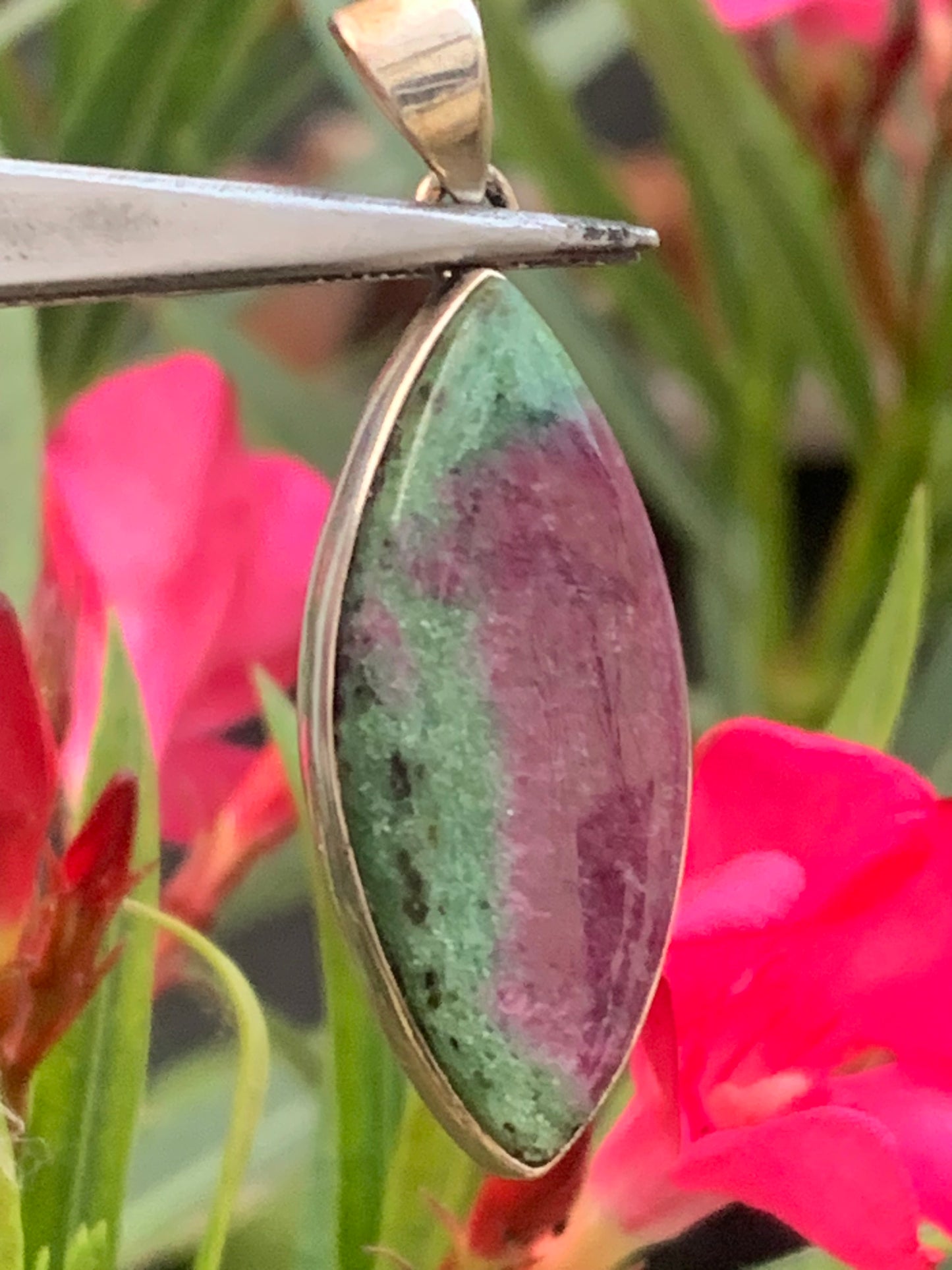 Rubis sur Fuchsite (micas vert), pendentif en Argent de 48 mm de ht x16 x6. Vendu avec un cordon réglable de couleur noire !