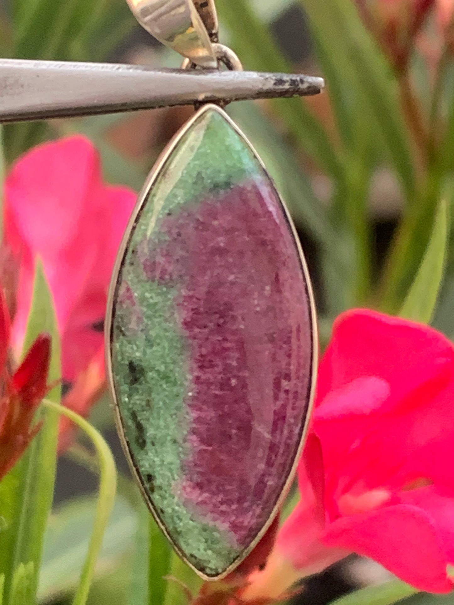 Rubis sur Fuchsite (micas vert), pendentif en Argent de 48 mm de ht x16 x6. Vendu avec un cordon réglable de couleur noire !