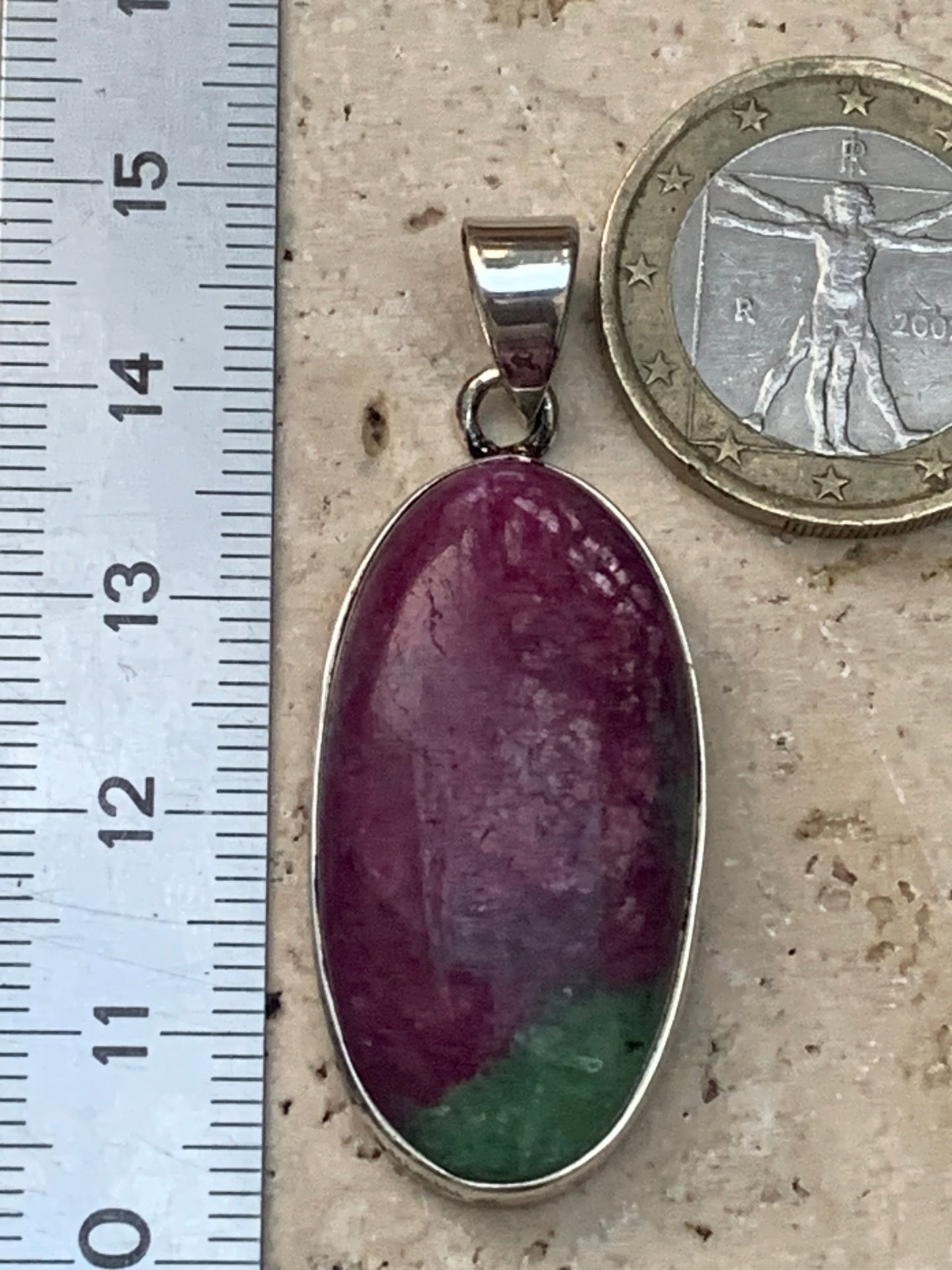Rubis sur Fuchsite (micas vert), pendentif en Argent de 45 mm de ht x18 x8. Vendu avec un cordon réglable de couleur noire !