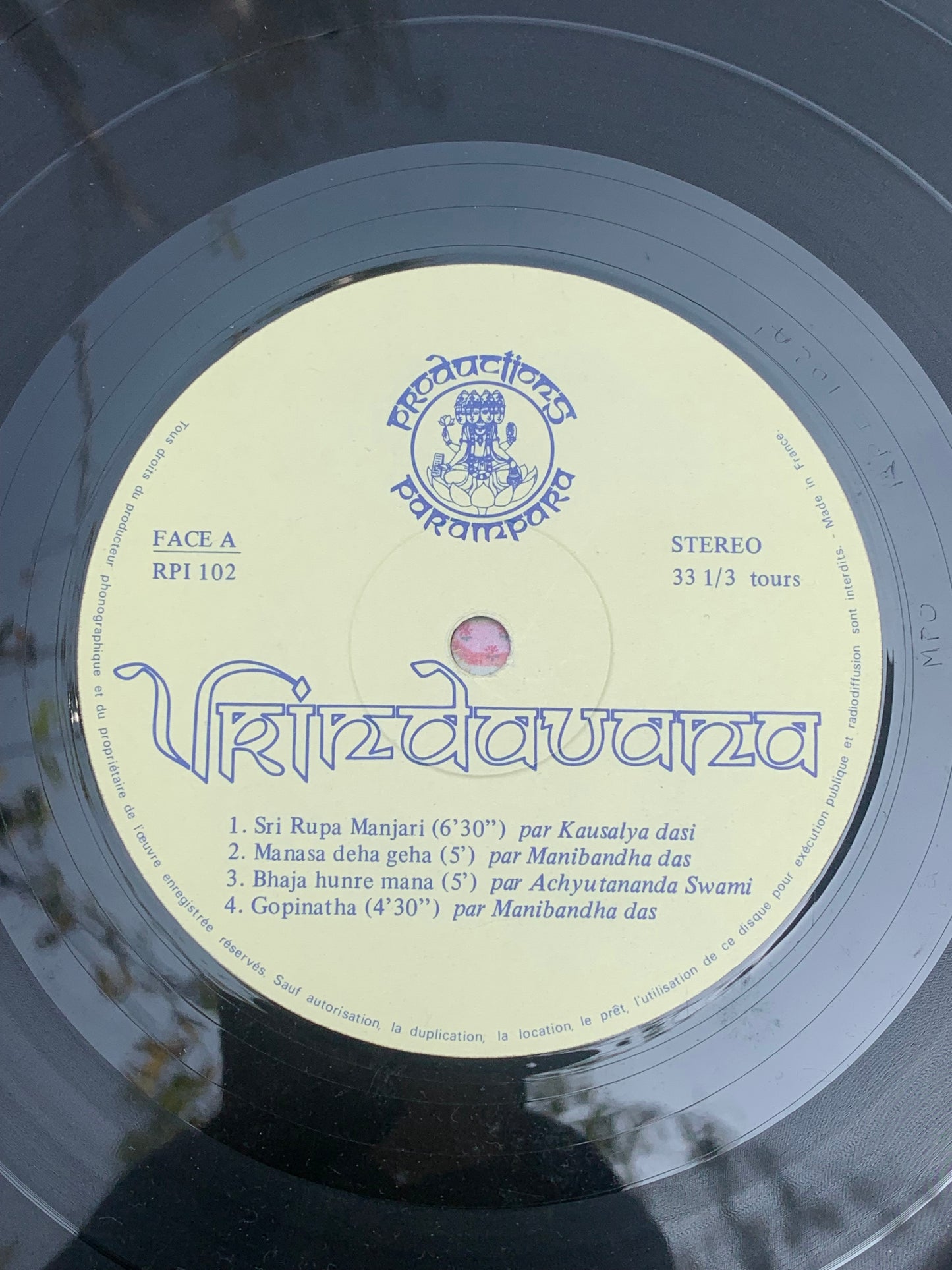 Format 'disque vynile' ou clé Usb. Artiste : Vrindavana - Label : Productions Parampara. Chant religieux Hindouiste !