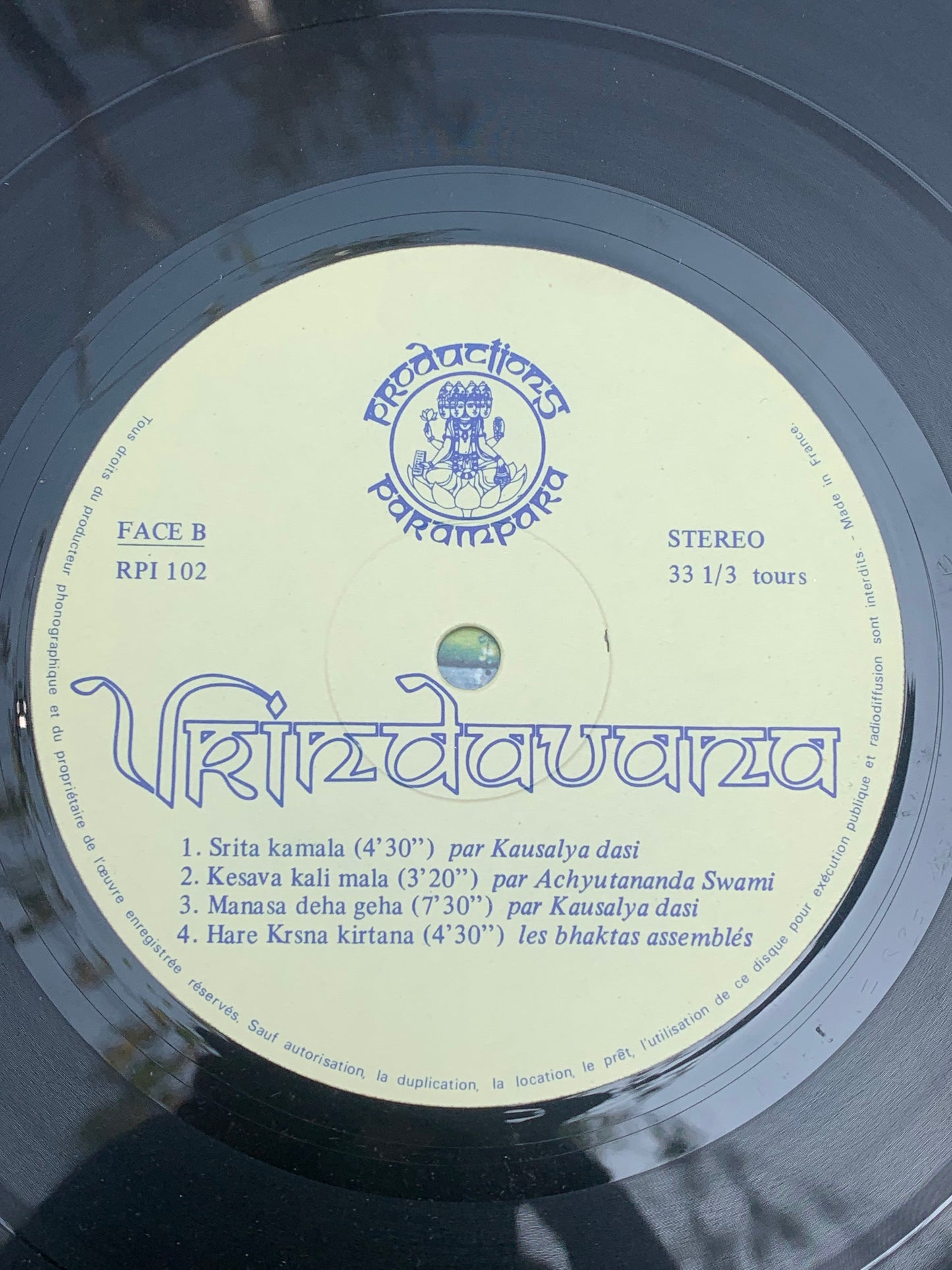 Format 'disque vynile' ou clé Usb. Artiste : Vrindavana - Label : Productions Parampara. Chant religieux Hindouiste !