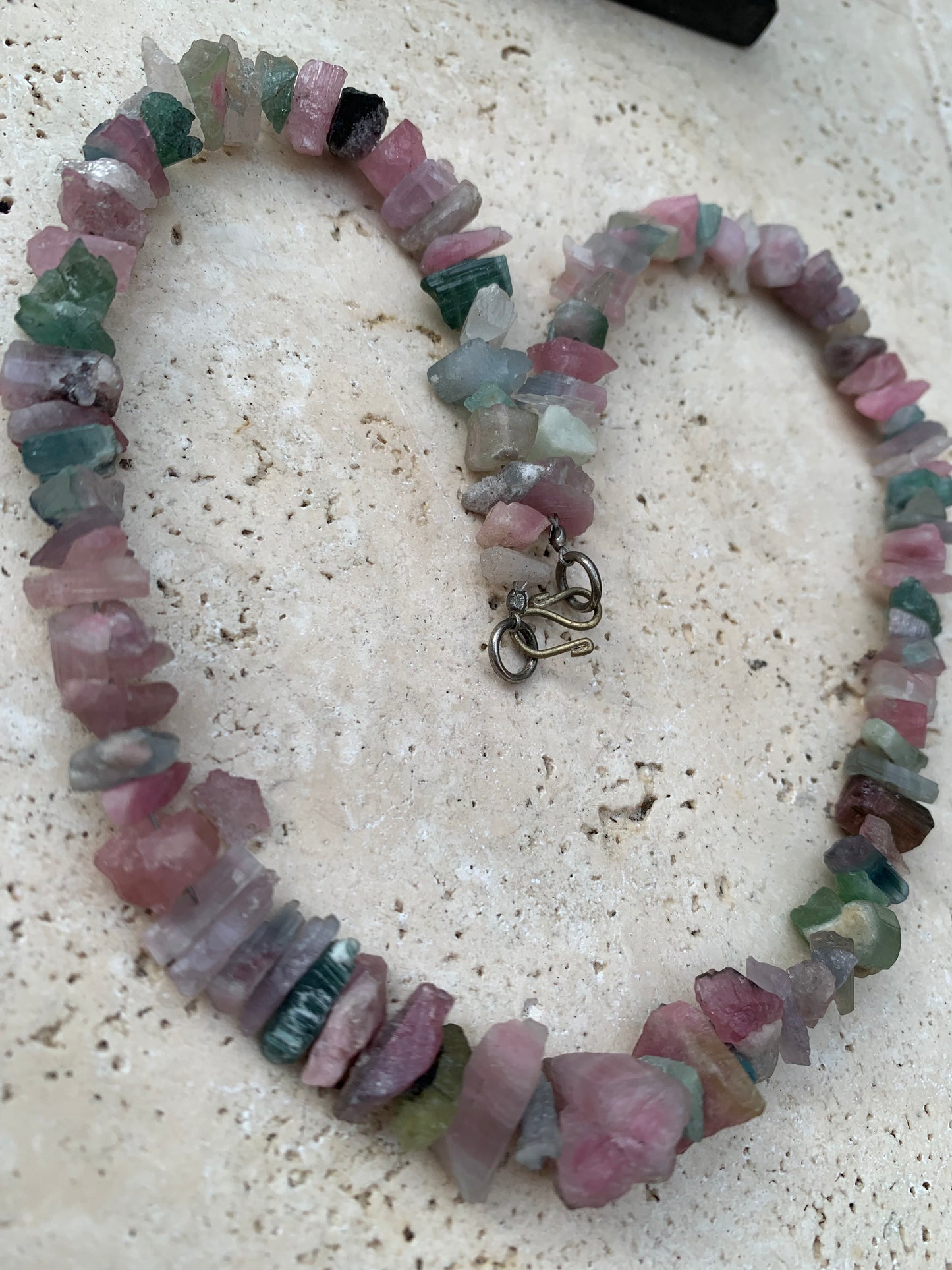 Bijoux d'exception, superbe collier en perle naturelle de tourmaline multicolore, 45cm de longueur. Fait sur Argent par G&Z !