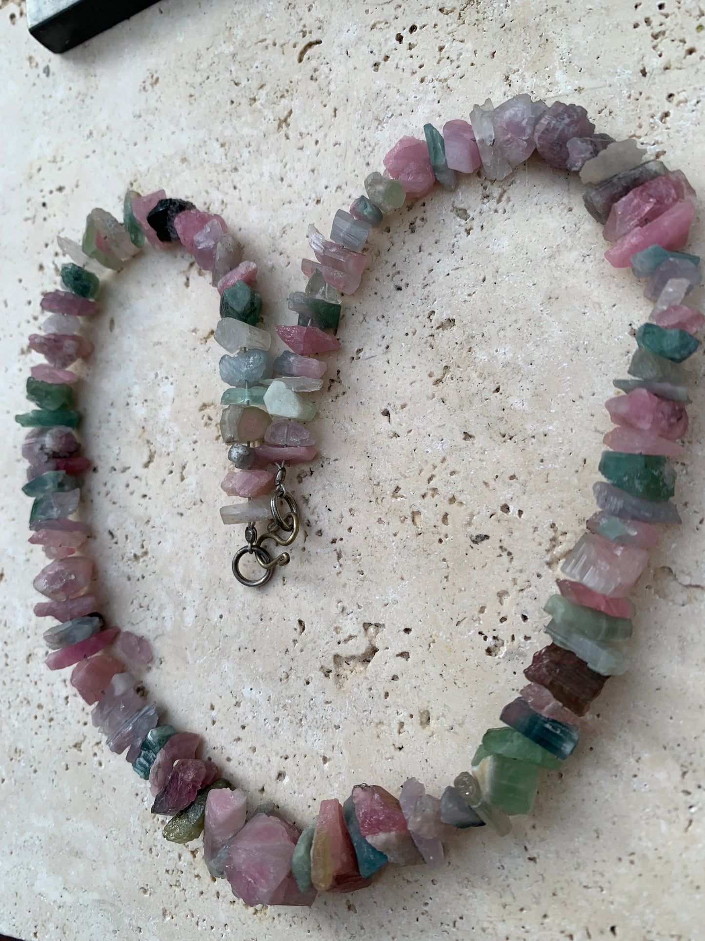 Bijoux d'exception, superbe collier en perle naturelle de tourmaline multicolore, 45cm de longueur. Fait sur Argent par G&Z !