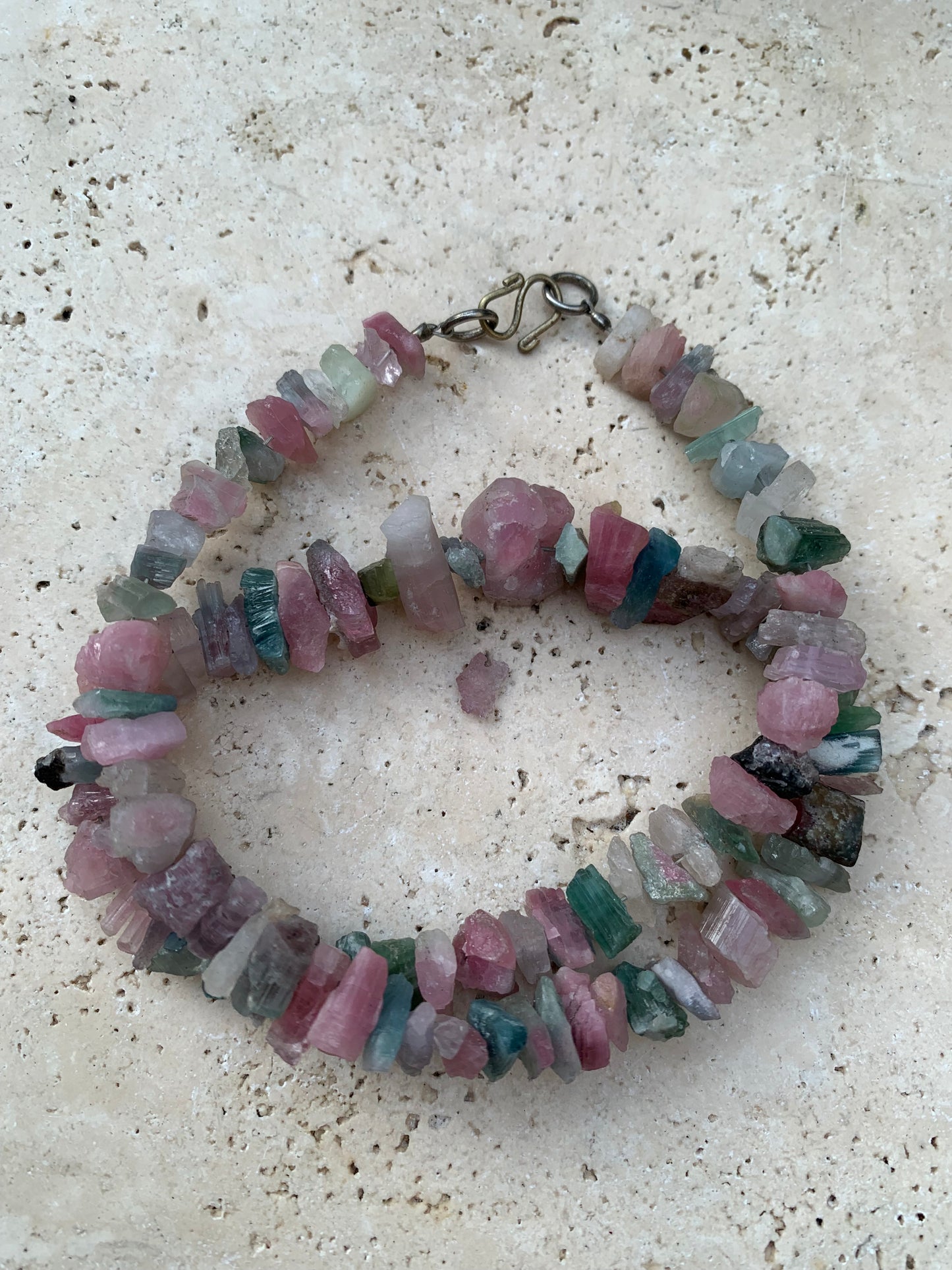 Bijoux d'exception, superbe collier en perle naturelle de tourmaline multicolore, 45cm de longueur. Fait sur Argent par G&Z !