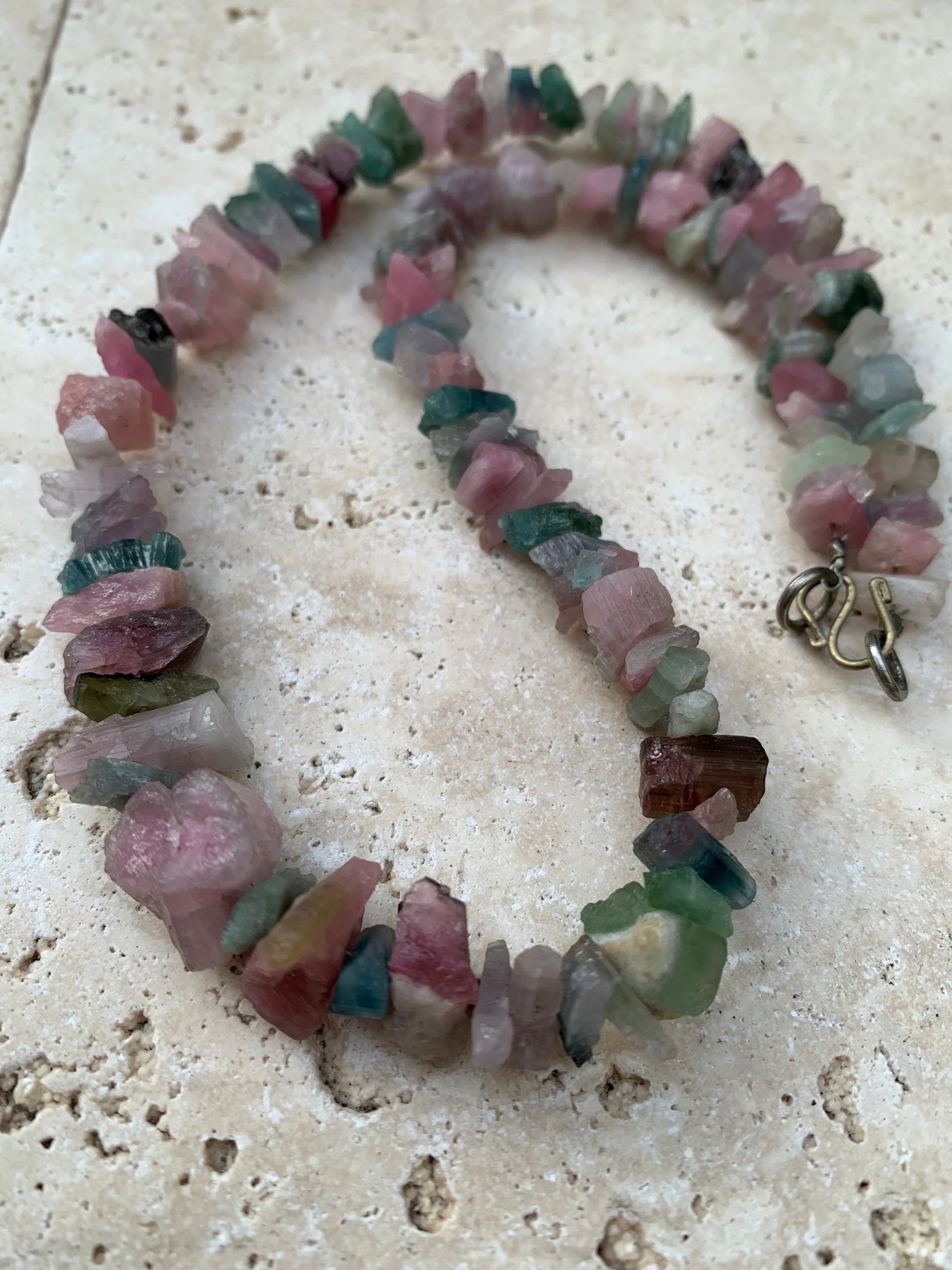 Bijoux d'exception, superbe collier en perle naturelle de tourmaline multicolore, 45cm de longueur. Fait sur Argent par G&Z !