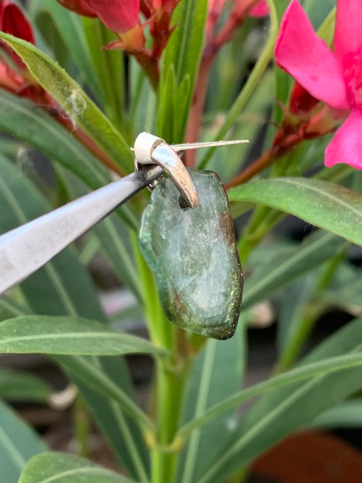 Tourmaline verte/ Verdélite avec Indigolite ! Pièce unique en Argent de 28mm de hauteur x 20 de largeur x 2 d'épaisseur. Vendu avec cordon réglable de couleur noire.