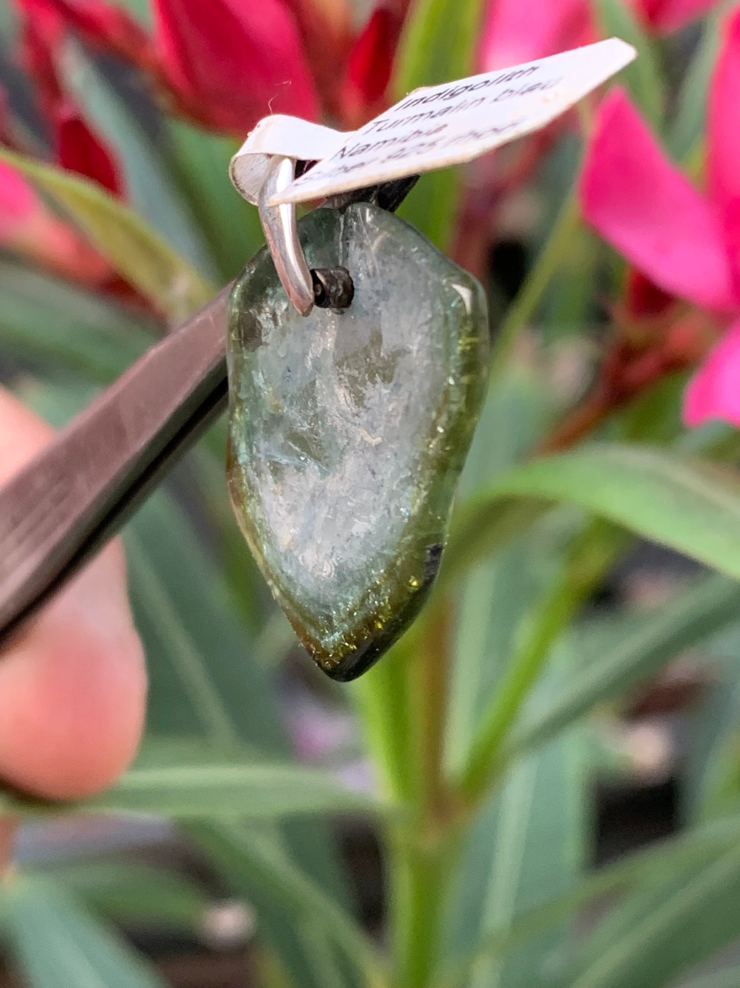 Tourmaline verte/ Verdélite avec Indigolite ! Pièce unique en Argent de 28mm de hauteur x 20 de largeur x 2 d'épaisseur. Vendu avec cordon réglable de couleur noire.