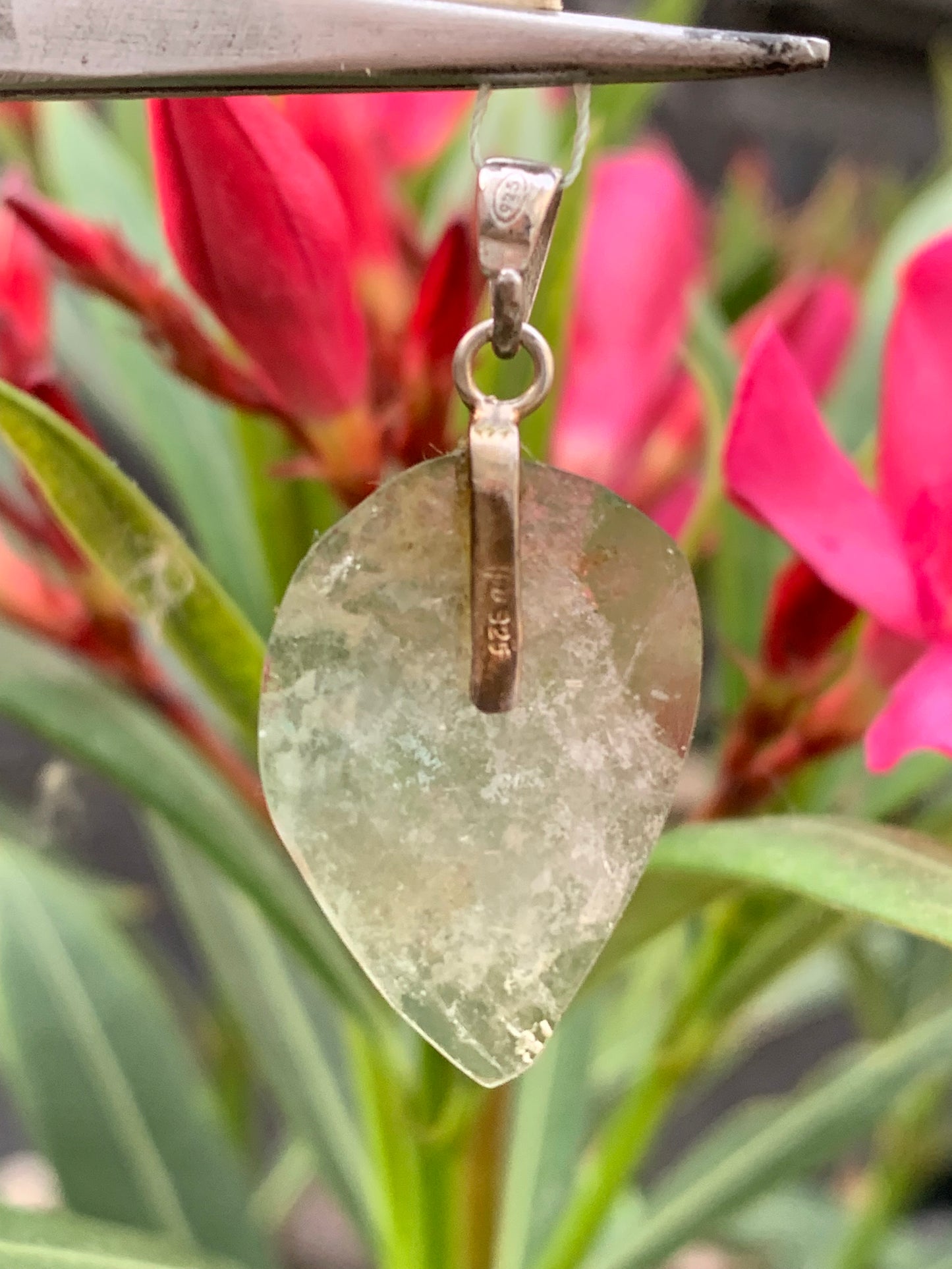 Tourmaline verte/ Verdélite avec Indigolite ! Pièce unique en Argent de 35mm de hauteur x 18 de largeur x 3. Vendu avec cordon réglable de couleur noire. Fait par Gen & Zen !