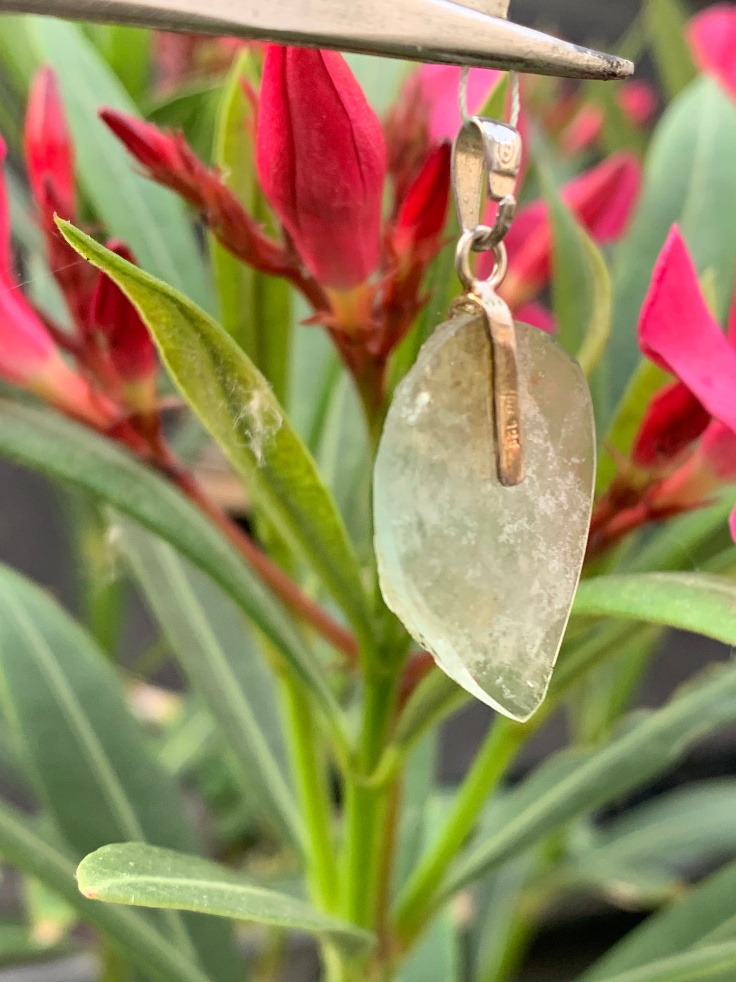Tourmaline verte/ Verdélite avec Indigolite ! Pièce unique en Argent de 35mm de hauteur x 18 de largeur x 3. Vendu avec cordon réglable de couleur noire. Fait par Gen & Zen !