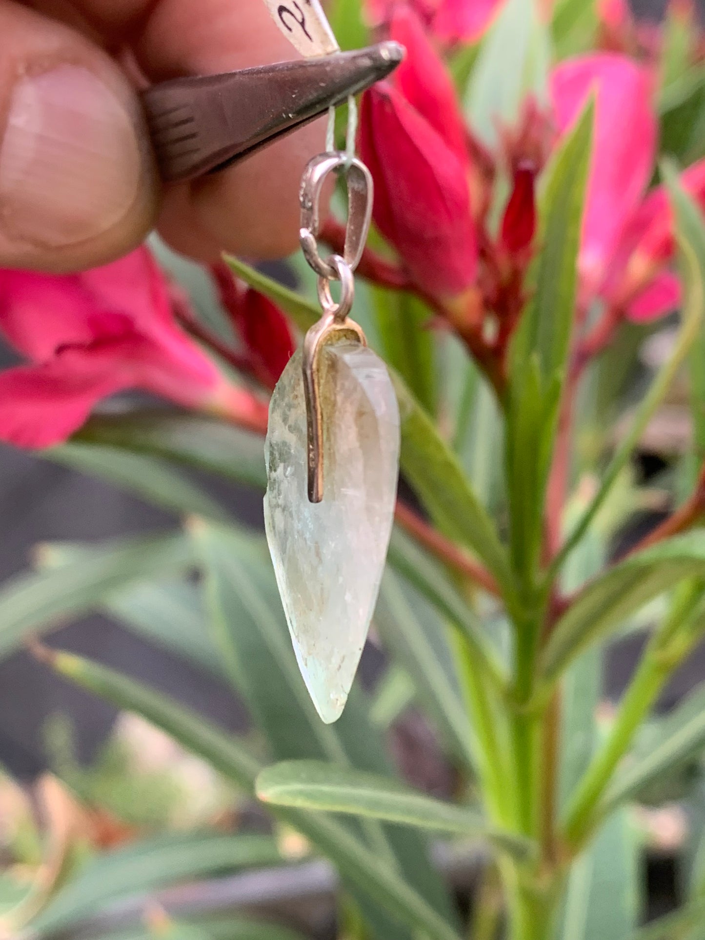 Tourmaline verte/ Verdélite avec Indigolite ! Pièce unique en Argent de 35mm de hauteur x 18 de largeur x 3. Vendu avec cordon réglable de couleur noire. Fait par Gen & Zen !
