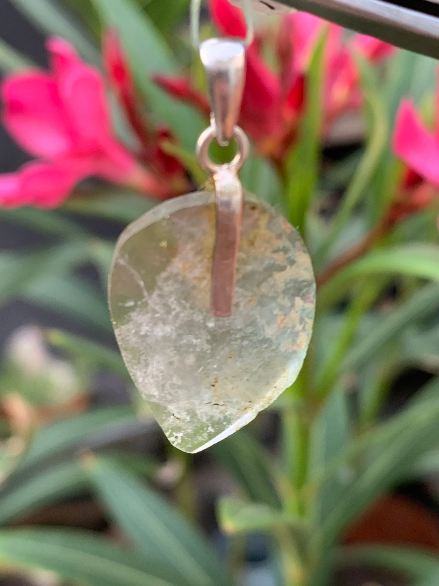 Tourmaline verte/ Verdélite avec Indigolite ! Pièce unique en Argent de 35mm de hauteur x 18 de largeur x 3. Vendu avec cordon réglable de couleur noire. Fait par Gen & Zen !