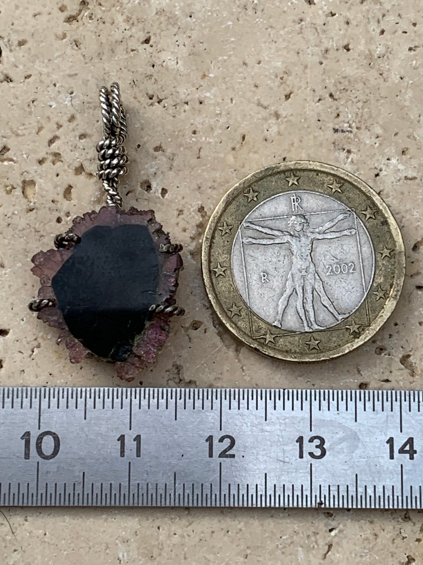 Tourmaline melon d'eau/ pastèque, pendentif en Argent fait par G & Z de 34 mm de hauteur x 18 de largeur x 6. Vendu avec cordon réglable de couleur noire !