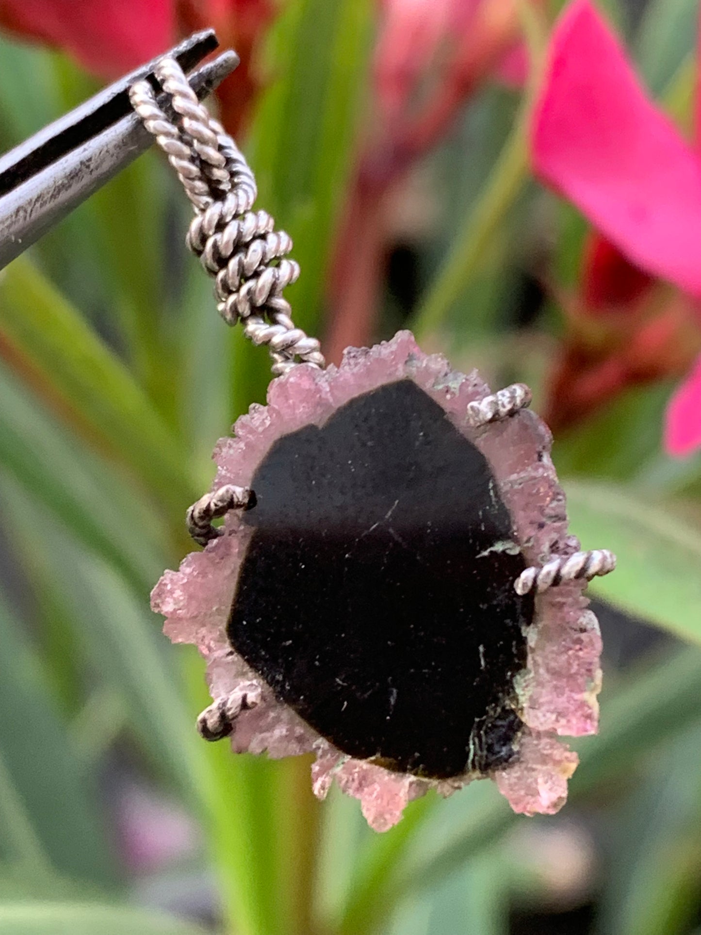 Tourmaline melon d'eau/ pastèque, pendentif en Argent fait par G & Z de 34 mm de hauteur x 18 de largeur x 6. Vendu avec cordon réglable de couleur noire !