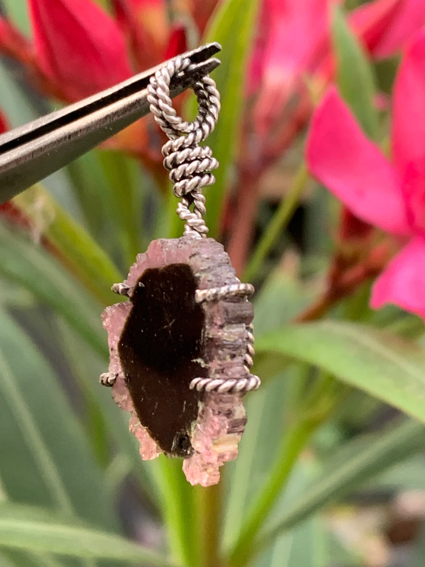Tourmaline melon d'eau/ pastèque, pendentif en Argent fait par G & Z de 34 mm de hauteur x 18 de largeur x 6. Vendu avec cordon réglable de couleur noire !