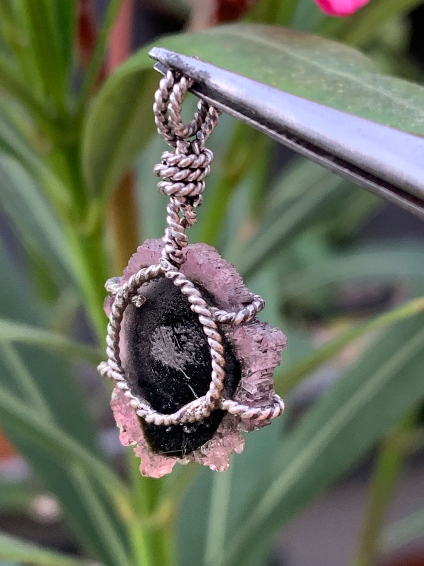 Tourmaline melon d'eau/ pastèque, pendentif en Argent fait par G & Z de 34 mm de hauteur x 18 de largeur x 6. Vendu avec cordon réglable de couleur noire !