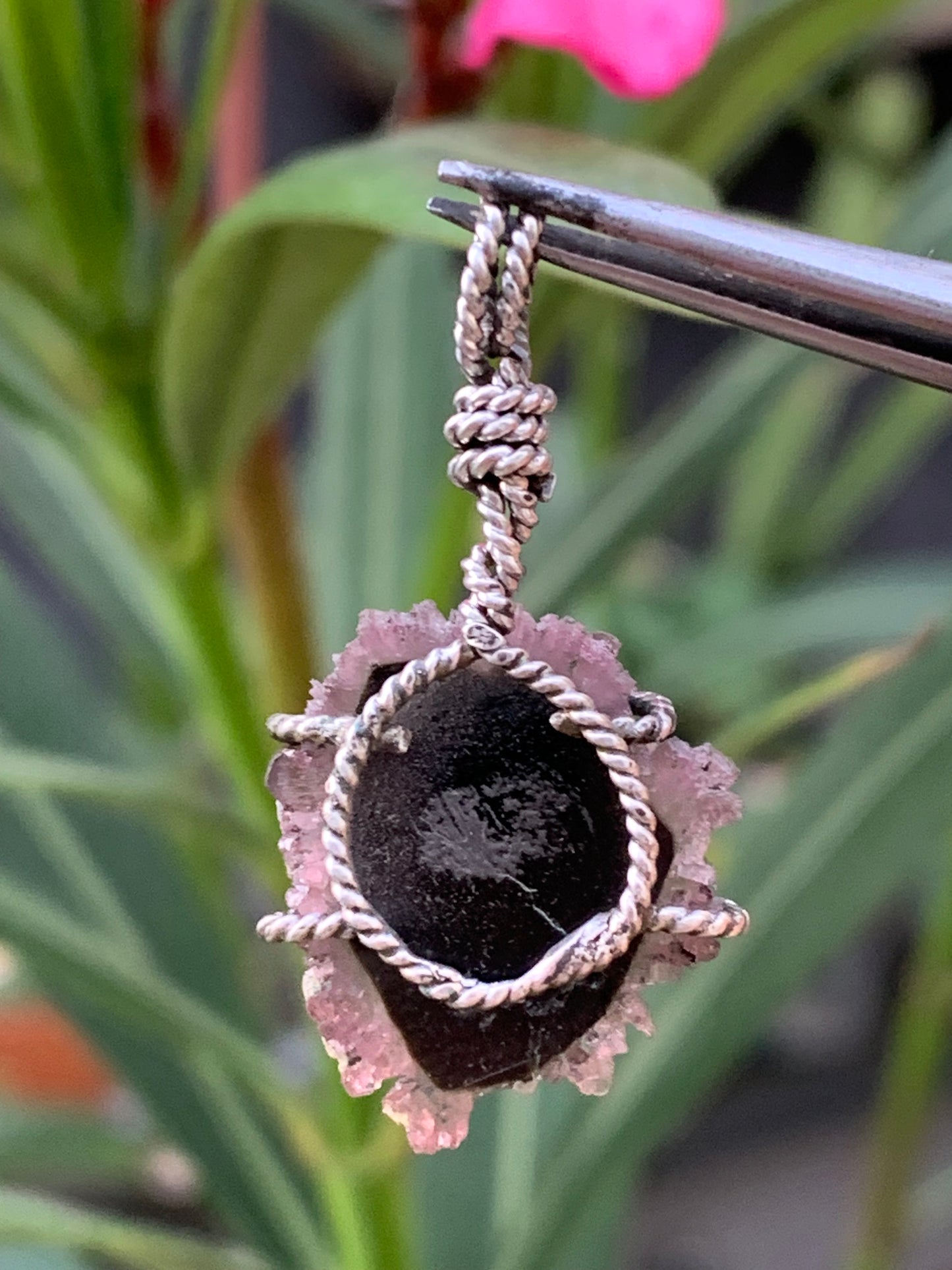Tourmaline melon d'eau/ pastèque, pendentif en Argent fait par G & Z de 34 mm de hauteur x 18 de largeur x 6. Vendu avec cordon réglable de couleur noire !