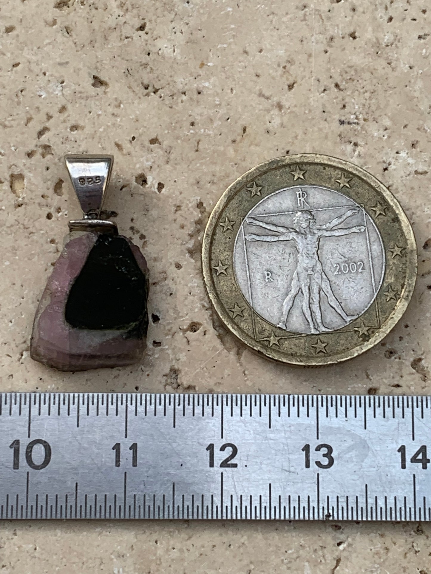 Tourmaline melon d'eau/ pastèque, pendentif en Argent fait par G & Z de 23 mm de hauteur x 12 de largeur x 6. Vendu avec cordon réglable de couleur noire !