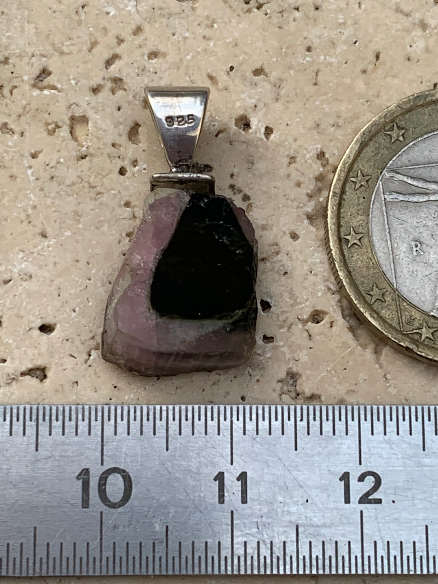 Tourmaline melon d'eau/ pastèque, pendentif en Argent fait par G & Z de 23 mm de hauteur x 12 de largeur x 6. Vendu avec cordon réglable de couleur noire !