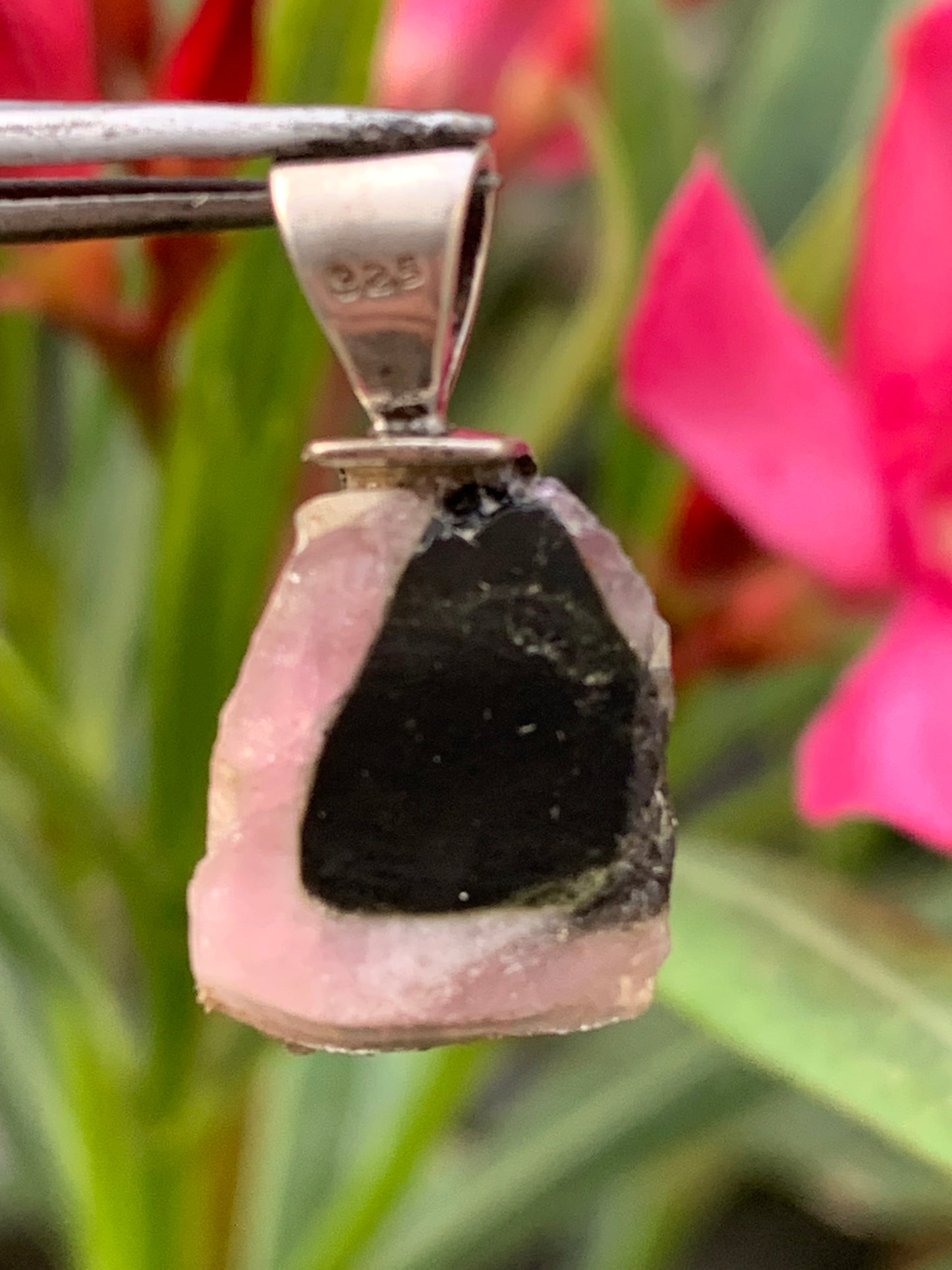 Tourmaline melon d'eau/ pastèque, pendentif en Argent fait par G & Z de 23 mm de hauteur x 12 de largeur x 6. Vendu avec cordon réglable de couleur noire !