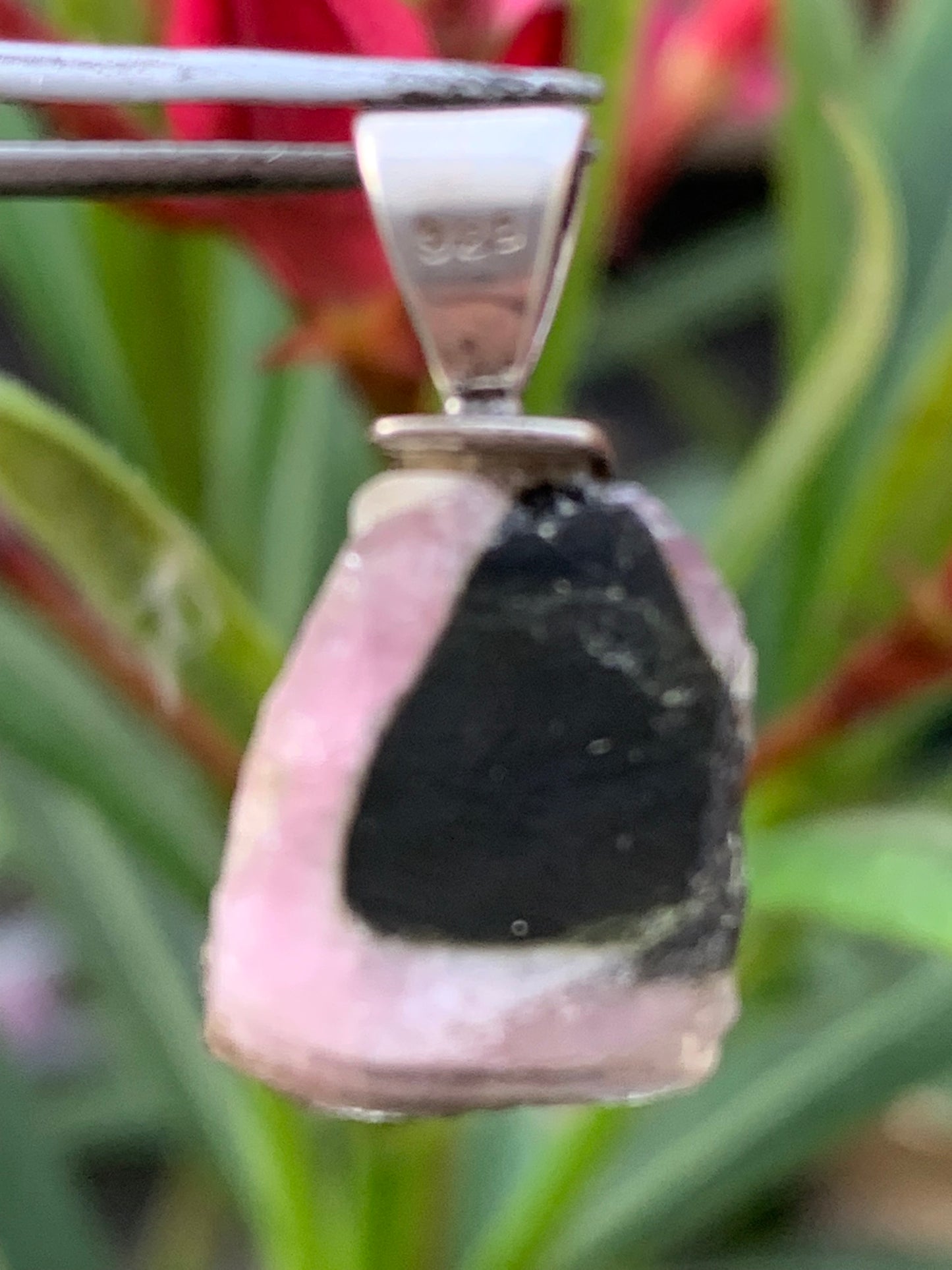 Tourmaline melon d'eau/ pastèque, pendentif en Argent fait par G & Z de 23 mm de hauteur x 12 de largeur x 6. Vendu avec cordon réglable de couleur noire !
