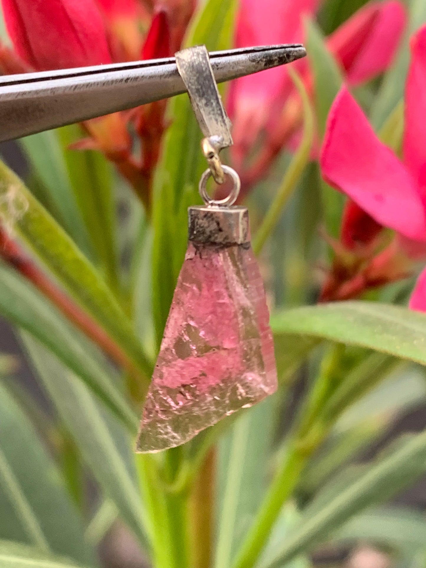 Tourmaline melon d'eau/ pastèque, pendentif en Argent de 38mm de hauteur x 13 de largeur x 2. Vendu avec cordon réglable de couleur noire !
