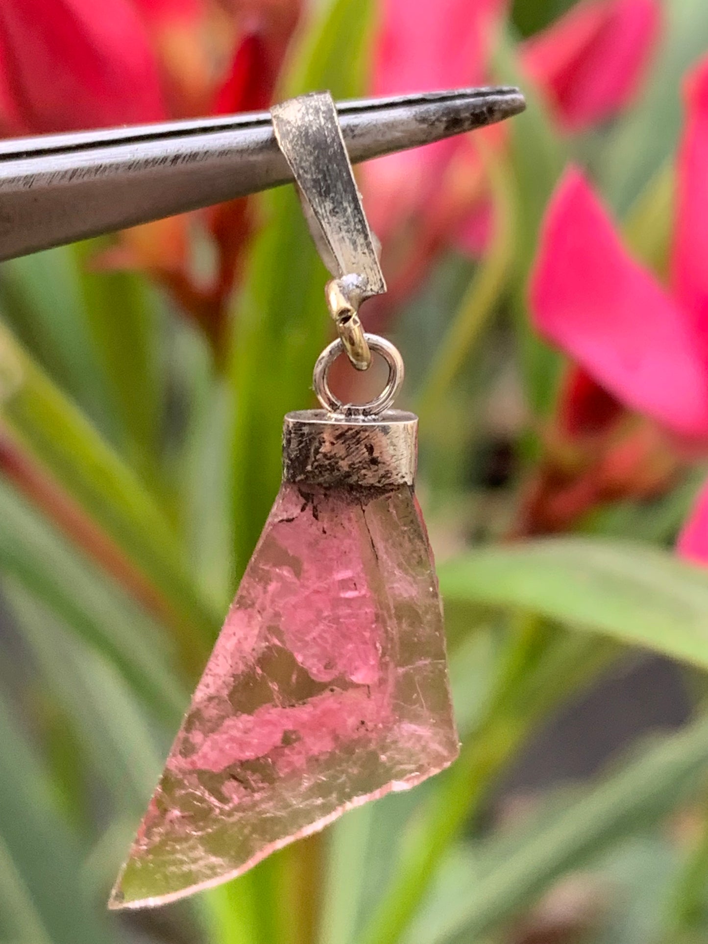 Tourmaline melon d'eau/ pastèque, pendentif en Argent de 38mm de hauteur x 13 de largeur x 2. Vendu avec cordon réglable de couleur noire !