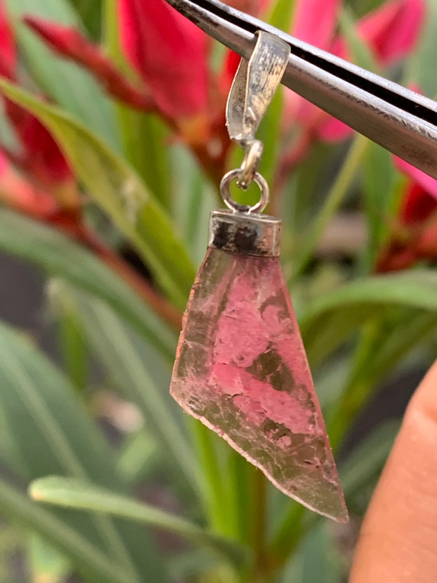 Tourmaline melon d'eau/ pastèque, pendentif en Argent de 38mm de hauteur x 13 de largeur x 2. Vendu avec cordon réglable de couleur noire !