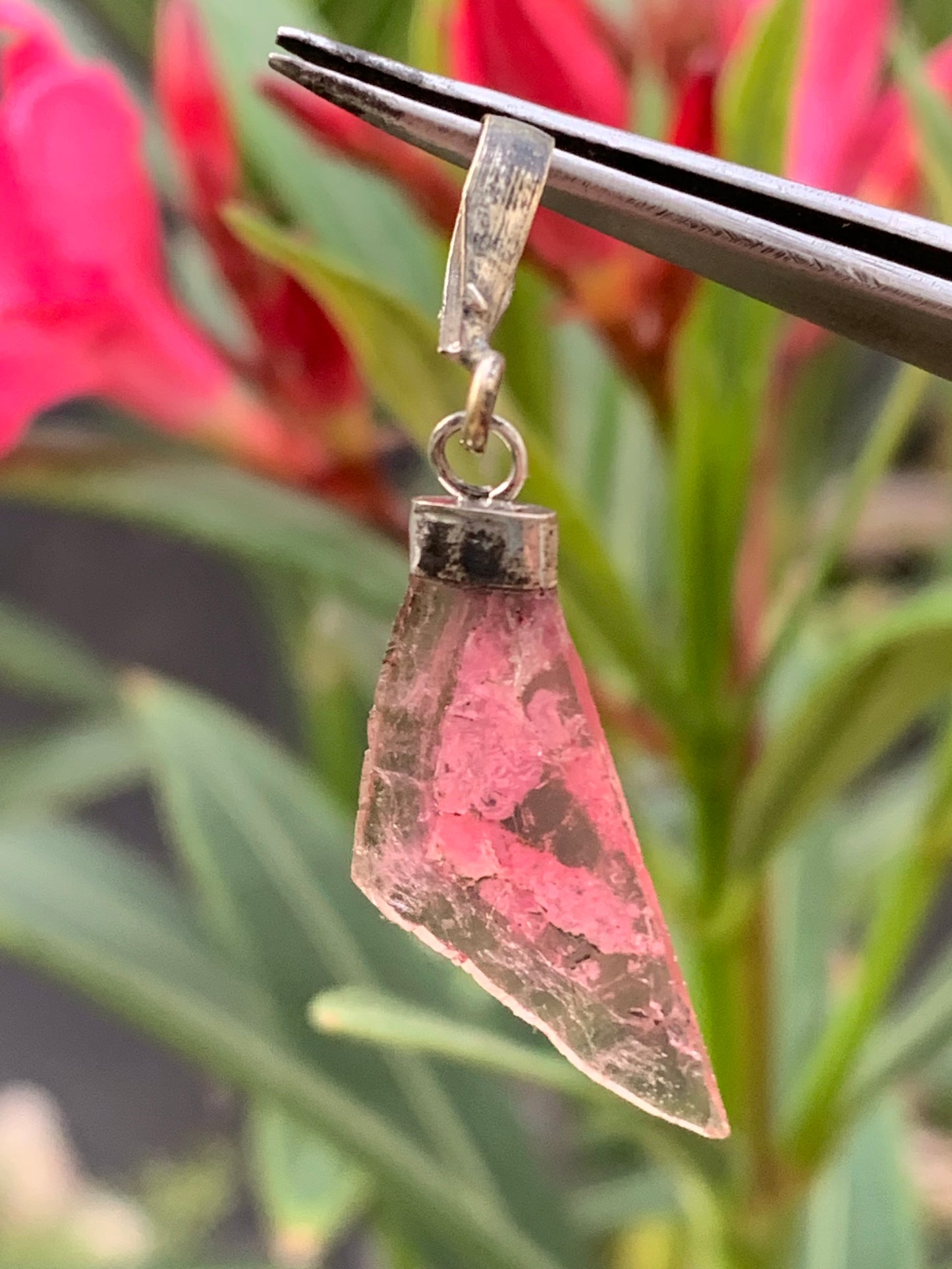Tourmaline melon d'eau/ pastèque, pendentif en Argent de 38mm de hauteur x 13 de largeur x 2. Vendu avec cordon réglable de couleur noire !