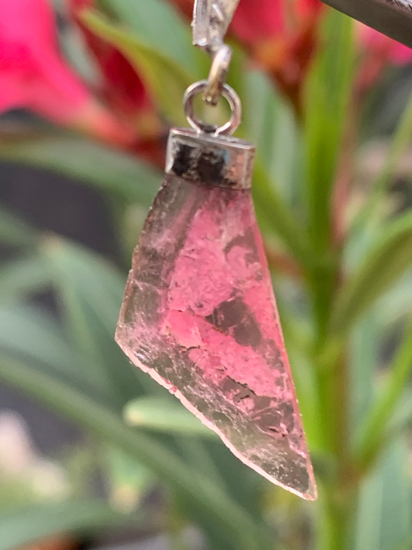 Tourmaline melon d'eau/ pastèque, pendentif en Argent de 38mm de hauteur x 13 de largeur x 2. Vendu avec cordon réglable de couleur noire !