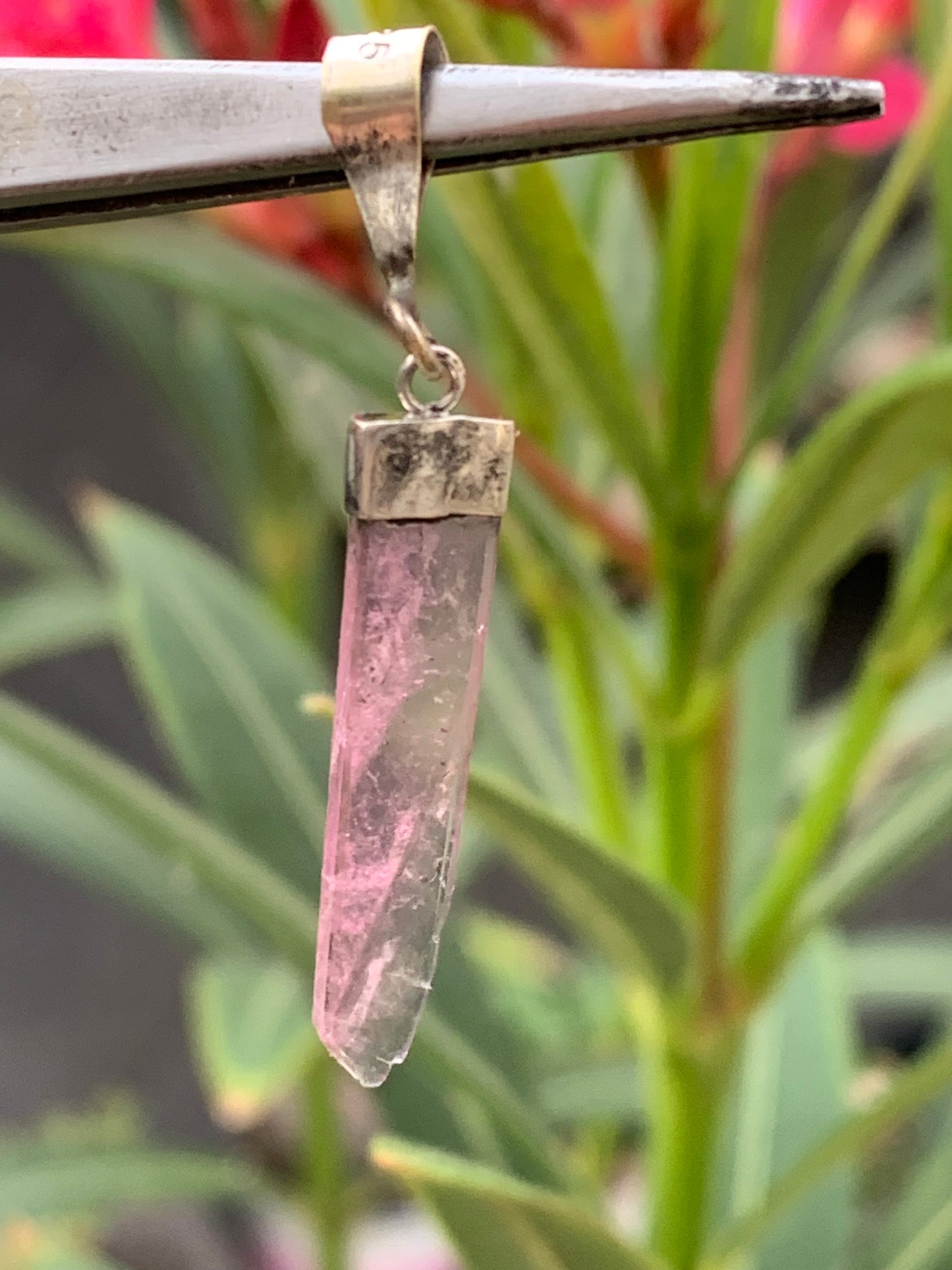 Tourmaline melon d'eau/ pastèque, pendentif en Argent de 40mm de hauteur x 6 de largeur x 2. Vendu avec cordon réglable de couleur noire !