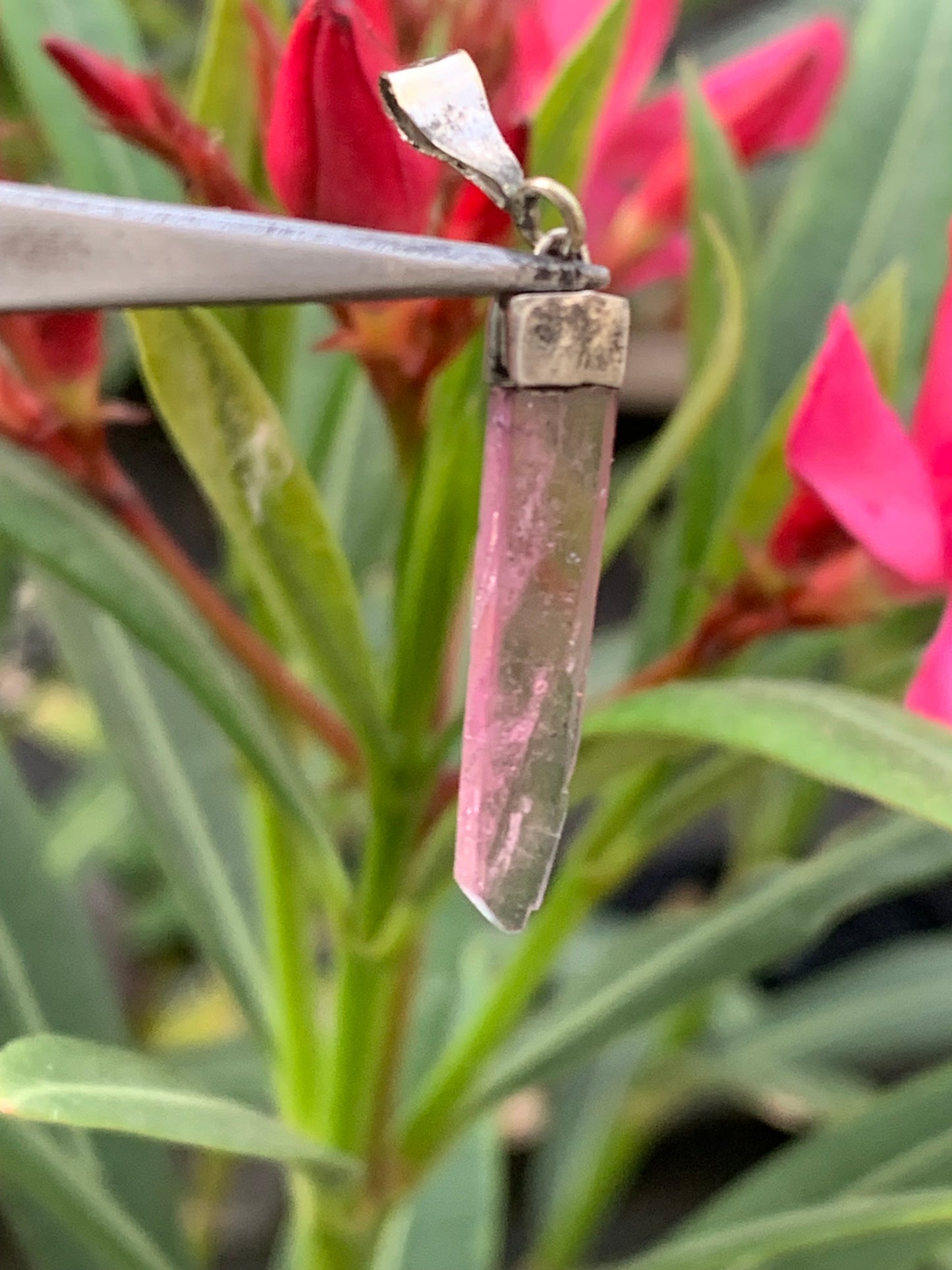 Tourmaline melon d'eau/ pastèque, pendentif en Argent de 40mm de hauteur x 6 de largeur x 2. Vendu avec cordon réglable de couleur noire !