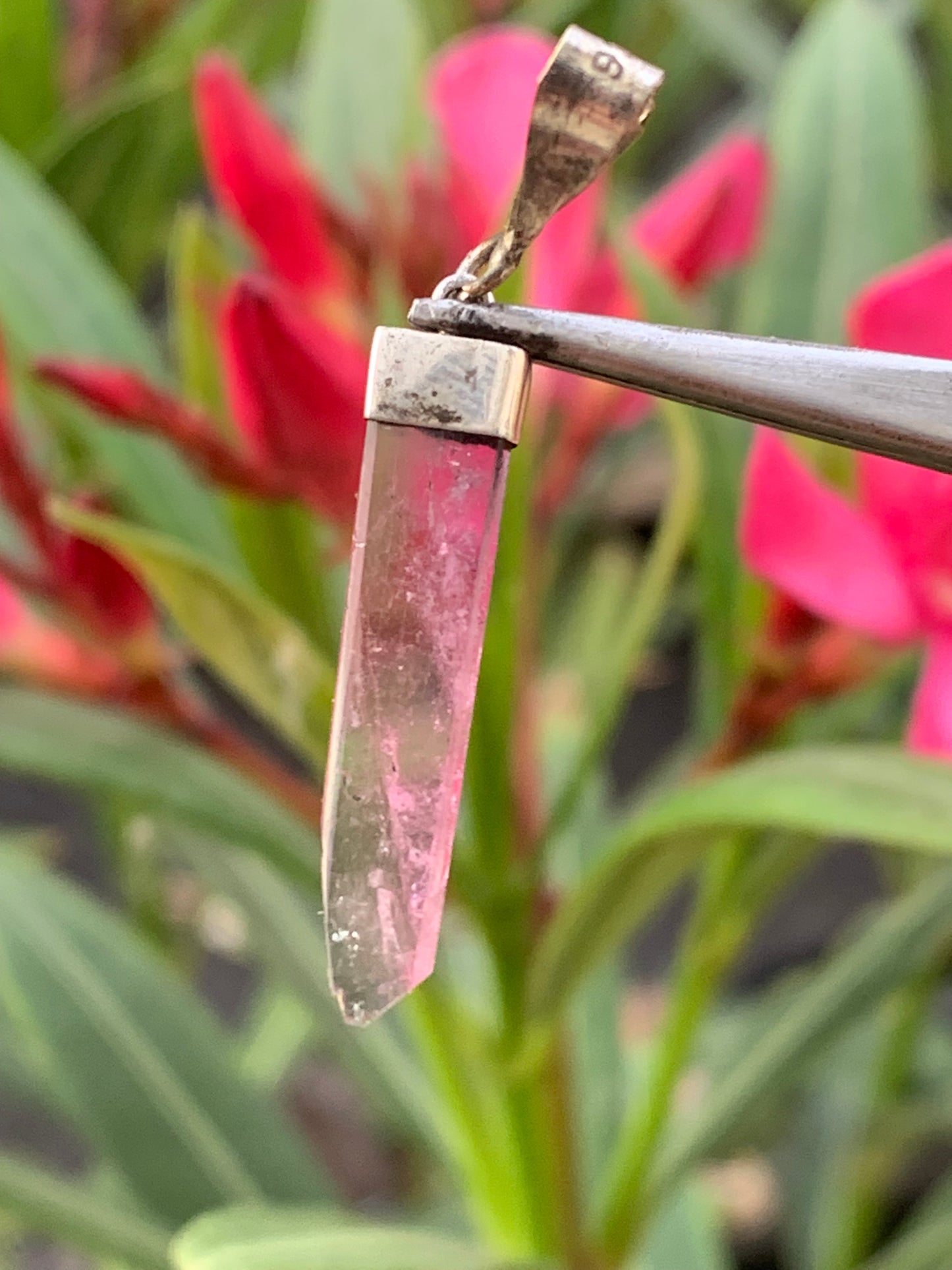 Tourmaline melon d'eau/ pastèque, pendentif en Argent de 40mm de hauteur x 6 de largeur x 2. Vendu avec cordon réglable de couleur noire !