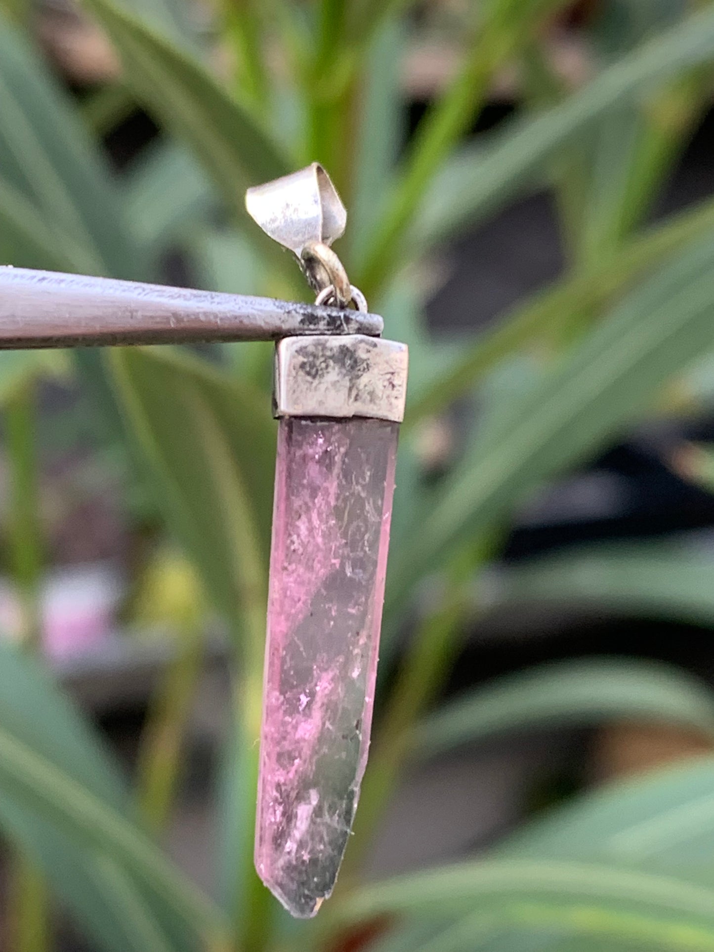 Tourmaline melon d'eau/ pastèque, pendentif en Argent de 40mm de hauteur x 6 de largeur x 2. Vendu avec cordon réglable de couleur noire !