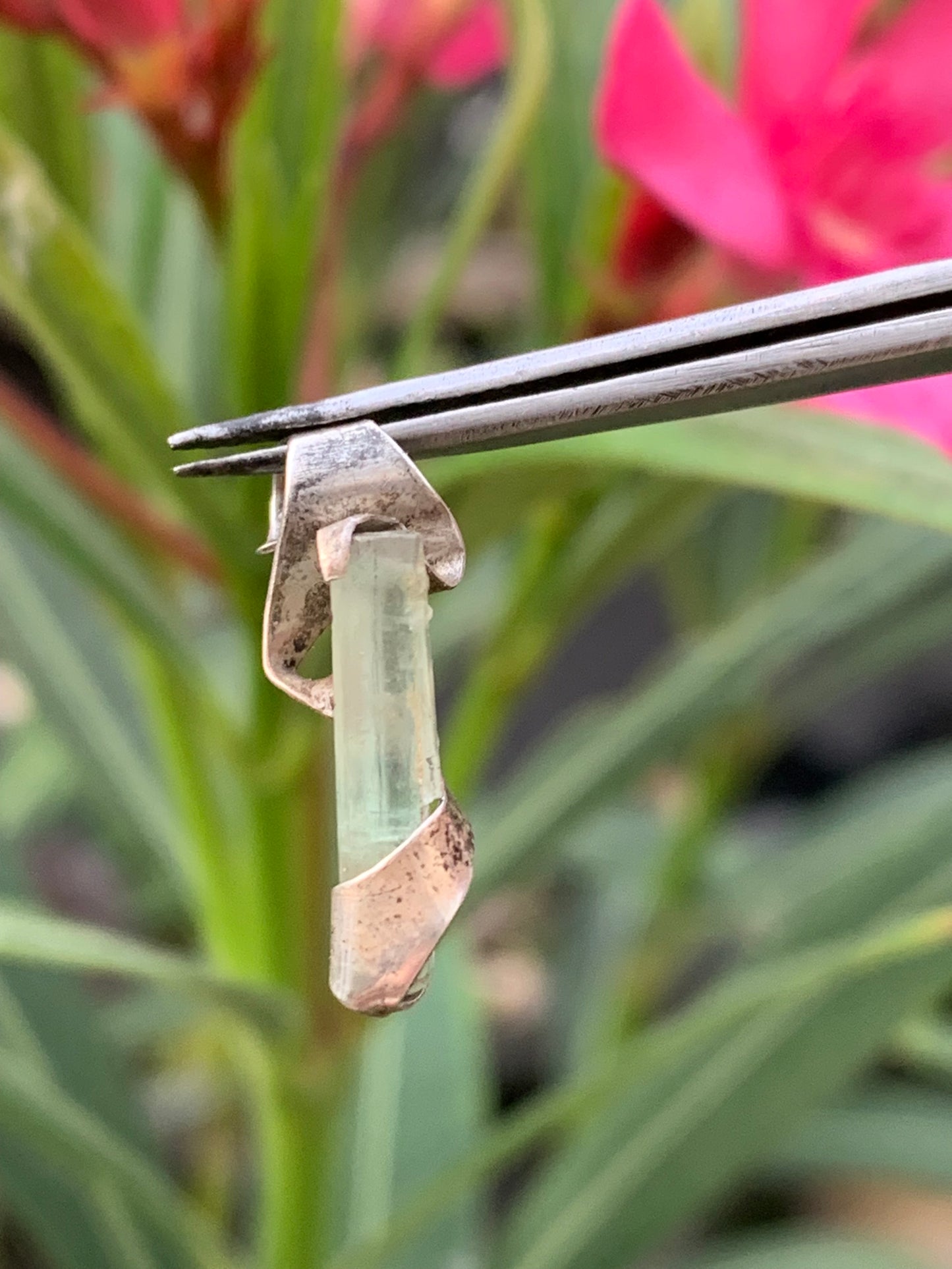 Tourmaline verte/ Verdélite ! Pièce en Argent fait par G&Z de 22 mm de hauteur x4 de largeur x4 d'épaisseur. Vendu avec cordon réglable de couleur noire !