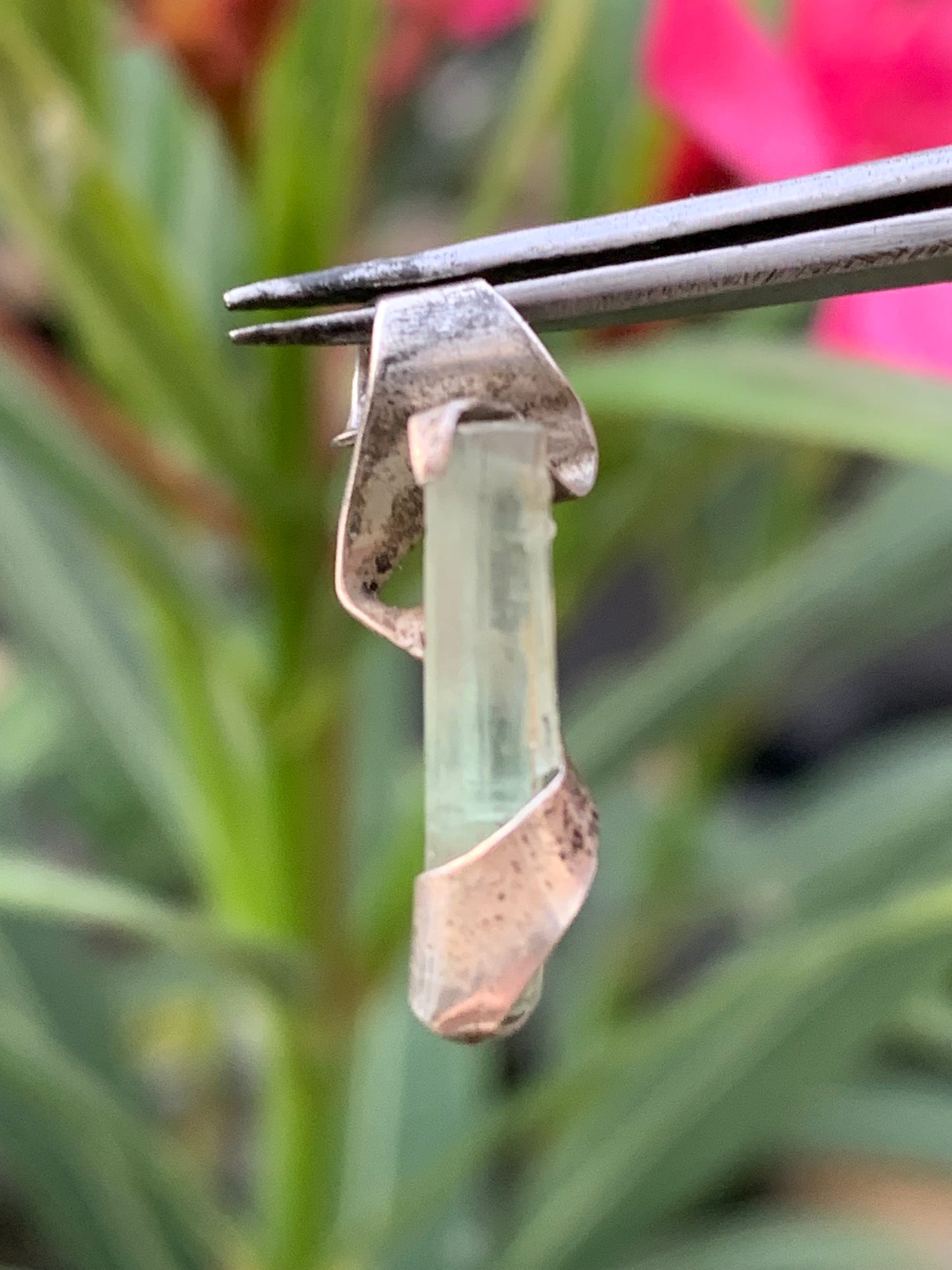 Tourmaline verte/ Verdélite ! Pièce en Argent fait par G&Z de 22 mm de hauteur x4 de largeur x4 d'épaisseur. Vendu avec cordon réglable de couleur noire !