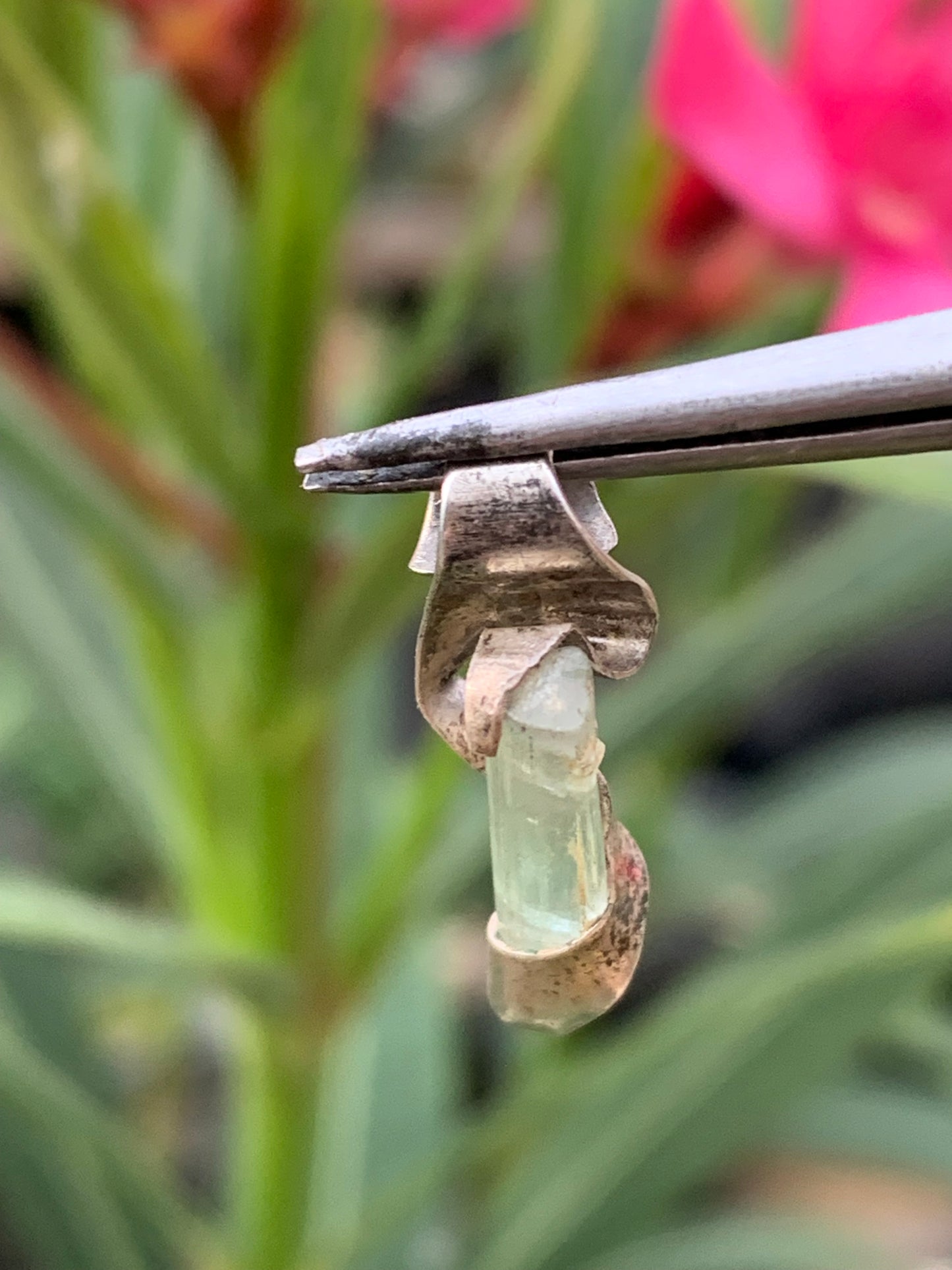 Tourmaline verte/ Verdélite ! Pièce en Argent fait par G&Z de 22 mm de hauteur x4 de largeur x4 d'épaisseur. Vendu avec cordon réglable de couleur noire !