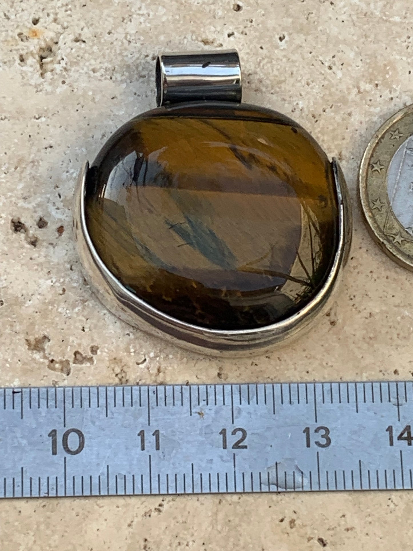 Oeil de tigre, pendentif en Argent fait par G&Z, 38mm de hauteur x 35 de largeur x 10 d'épaisseur. Vendu avec cordon réglable de couleur noire offert !