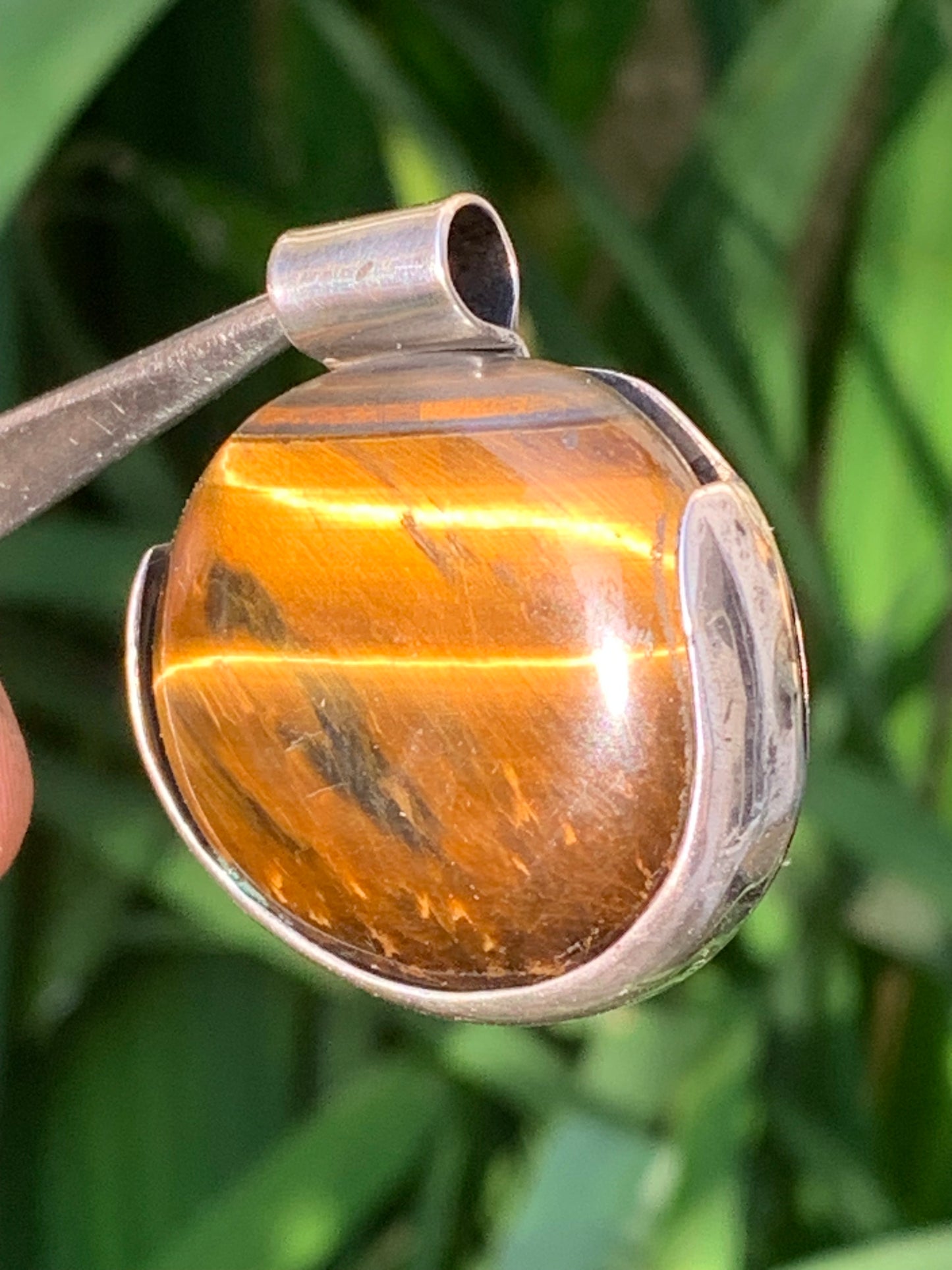 Oeil de tigre, pendentif en Argent fait par G&Z, 38mm de hauteur x 35 de largeur x 10 d'épaisseur. Vendu avec cordon réglable de couleur noire offert !