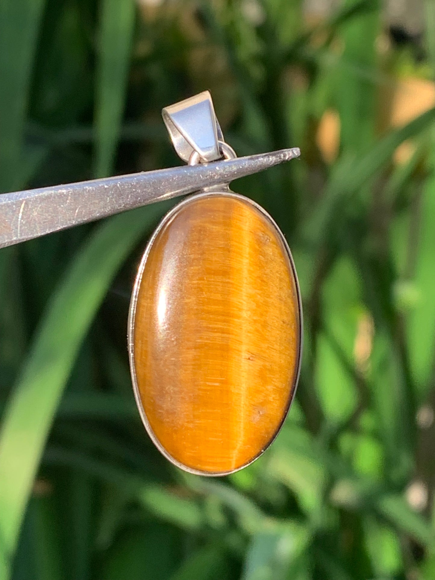 Oeil de tigre, pendentif en Argent de 42mm de hauteur x 20 de largeur x 8 d'épaisseur. Vendu avec cordon réglable !