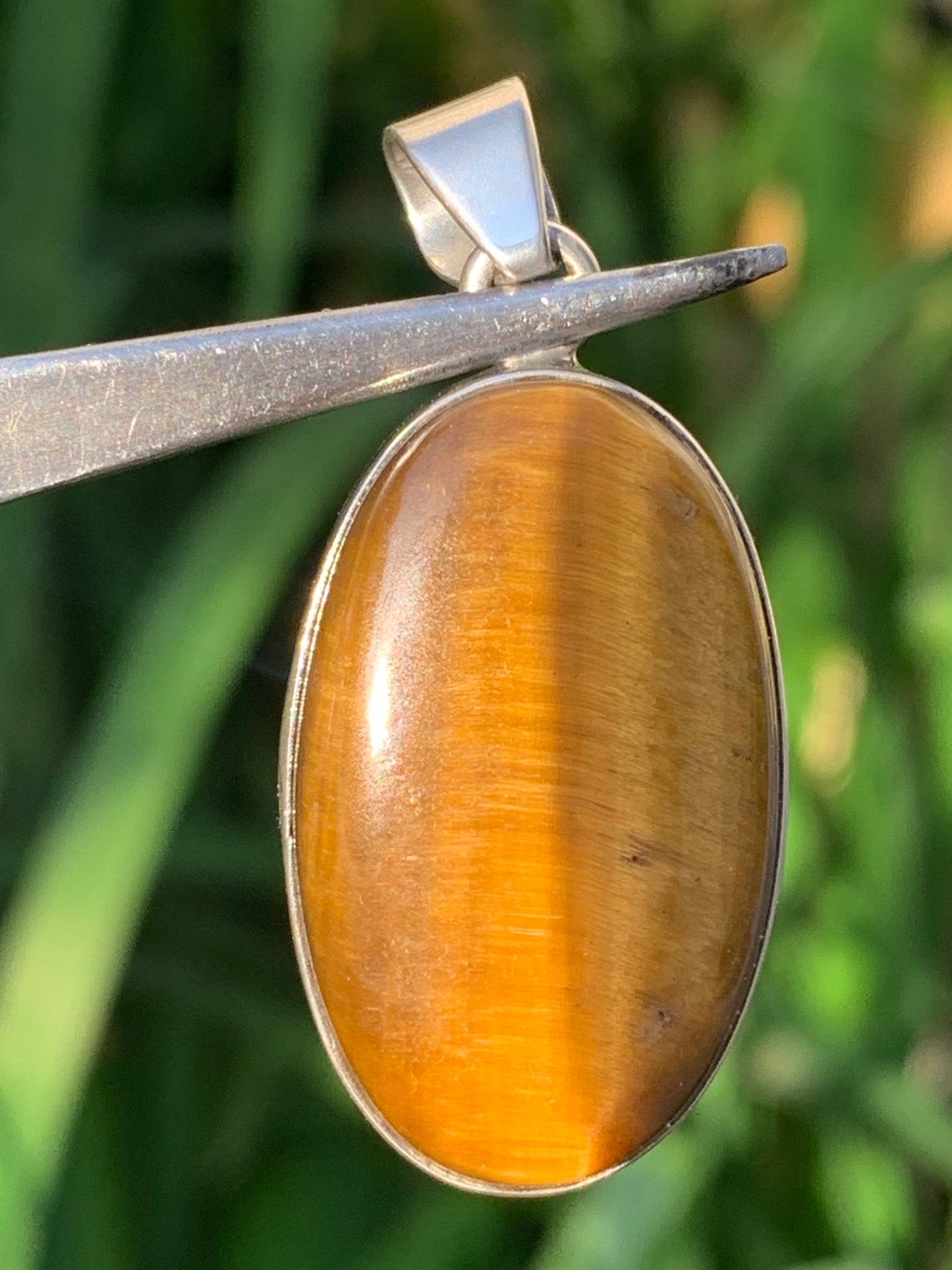 Oeil de tigre, pendentif en Argent de 42mm de hauteur x 20 de largeur x 8 d'épaisseur. Vendu avec cordon réglable !