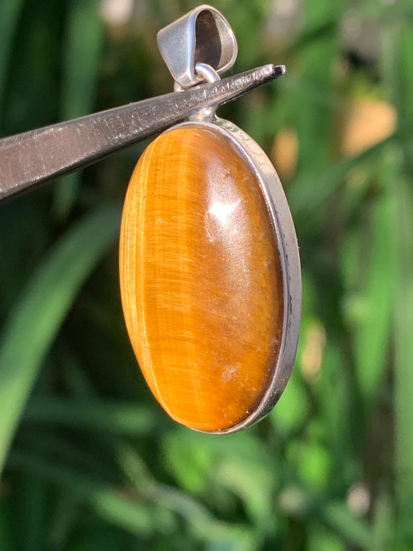 Oeil de tigre, pendentif en Argent de 42mm de hauteur x 20 de largeur x 8 d'épaisseur. Vendu avec cordon réglable !