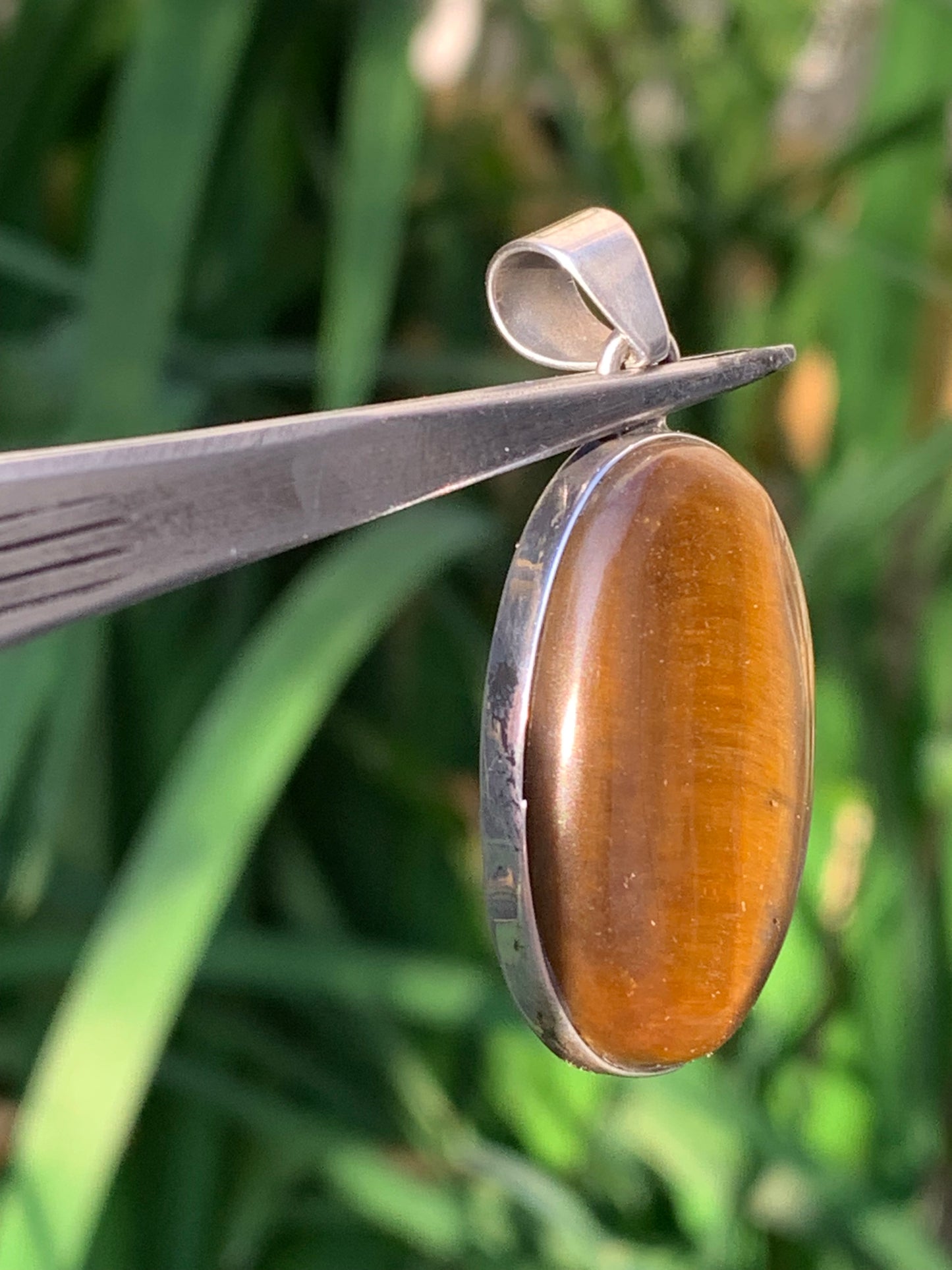 Oeil de tigre, pendentif en Argent de 42mm de hauteur x 20 de largeur x 8 d'épaisseur. Vendu avec cordon réglable !