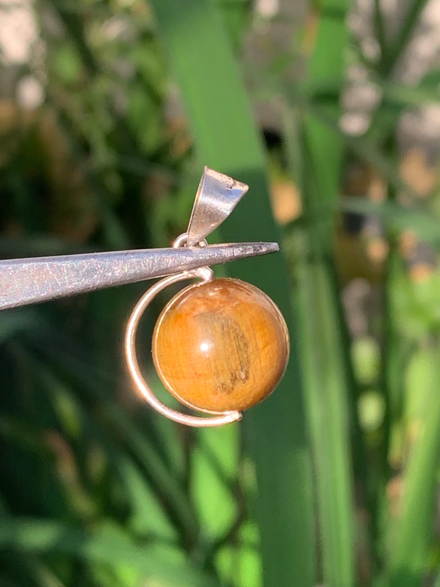 Oeil de tigre, pendentif 'Globe' en Argent, de 28mm de hauteur x 17 de largeur x 14 d'épaisseur. Vendu avec cordon réglable de couleur noire offert !