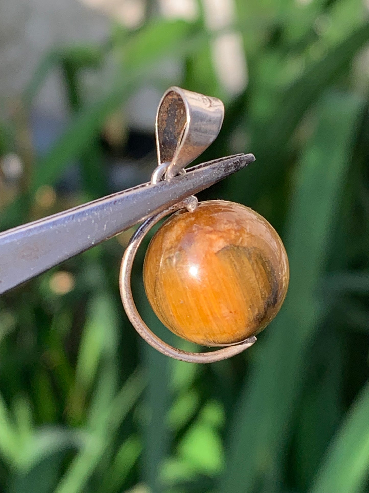 Oeil de tigre, pendentif 'Globe' en Argent, de 28mm de hauteur x 17 de largeur x 14 d'épaisseur. Vendu avec cordon réglable de couleur noire offert !