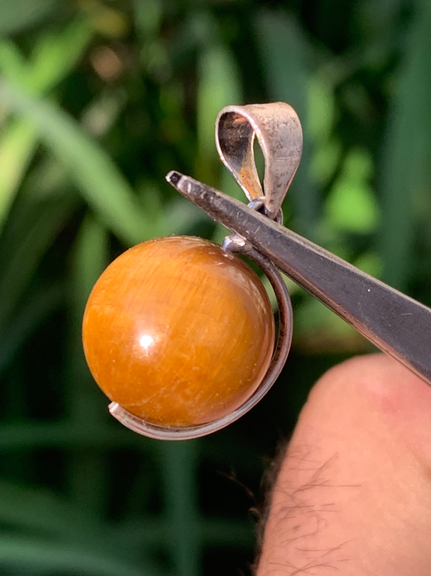Oeil de tigre, pendentif 'Globe' en Argent, de 28mm de hauteur x 17 de largeur x 14 d'épaisseur. Vendu avec cordon réglable de couleur noire offert !