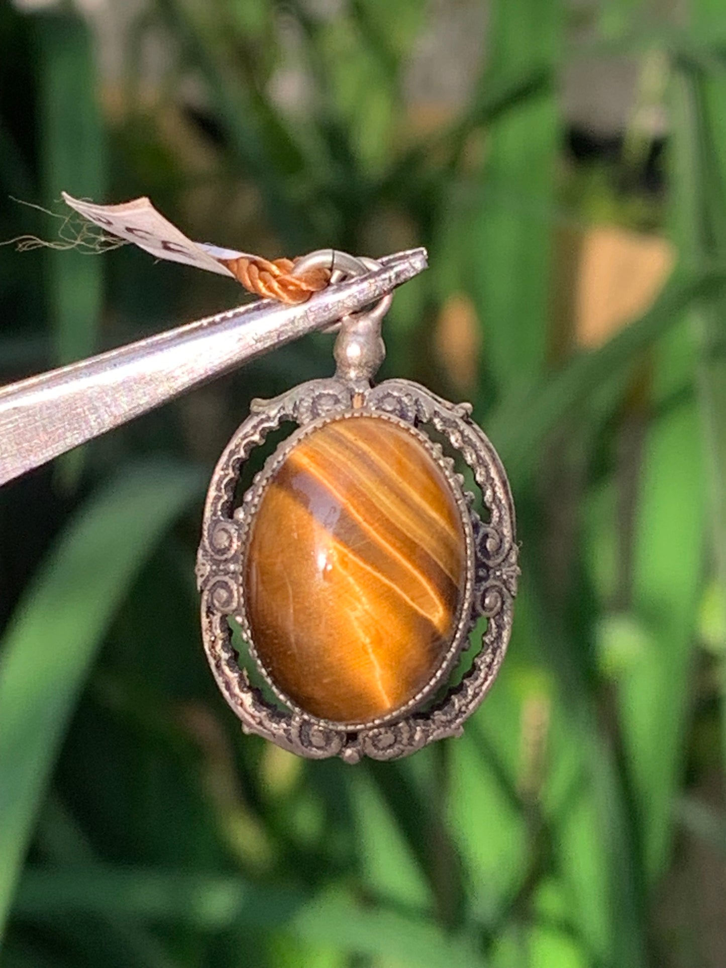 Oeil de tigre, pendentif double-face en Argent de 32mm de hauteur x 20 de largeur x 17 d'épaisseur. Vendu avec cordon réglable !