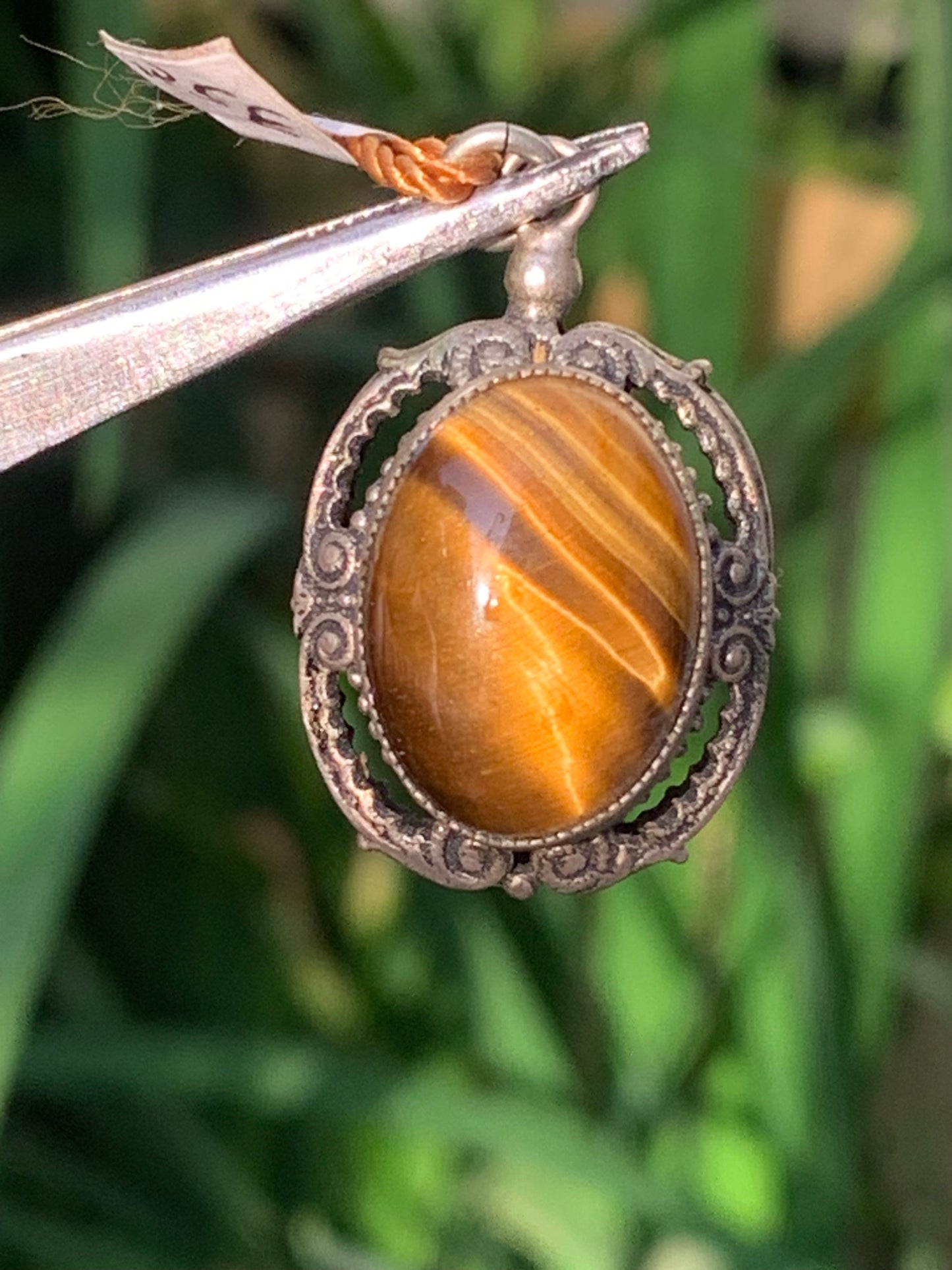 Oeil de tigre, pendentif double-face en Argent de 32mm de hauteur x 20 de largeur x 17 d'épaisseur. Vendu avec cordon réglable !
